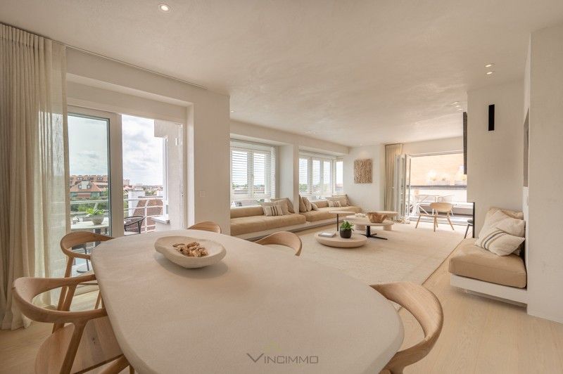 Lichtvolle, instapklare penthouse met drie volwaardige slaapkamers, meerdere terrassen en een open zicht op La Réserve en het Casinoplein. foto 3
