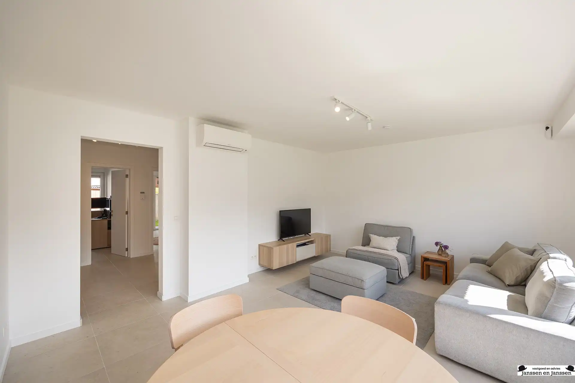 Volledig gerenoveerd gelijkvloers appartement op top locatie foto 4