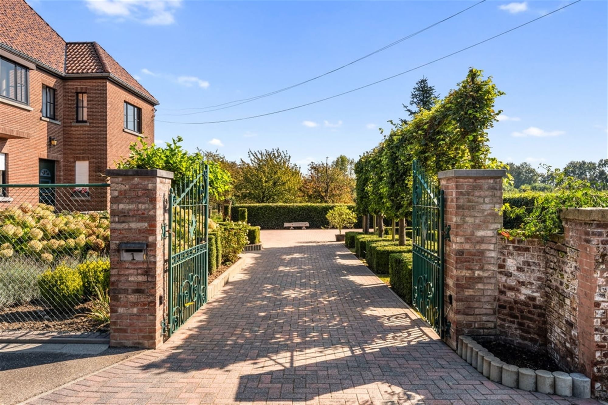 RUSTIG GELEGEN GEZINSWONING MET VEEL POTENTIEEL EN VOOR ACHTERGELEGEN TUIN IS EEN CONCESSIE MOGELIJK  foto 3