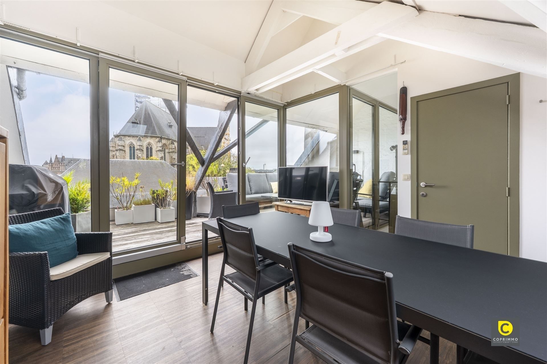 Unieke meesterwoning met garage foto 23