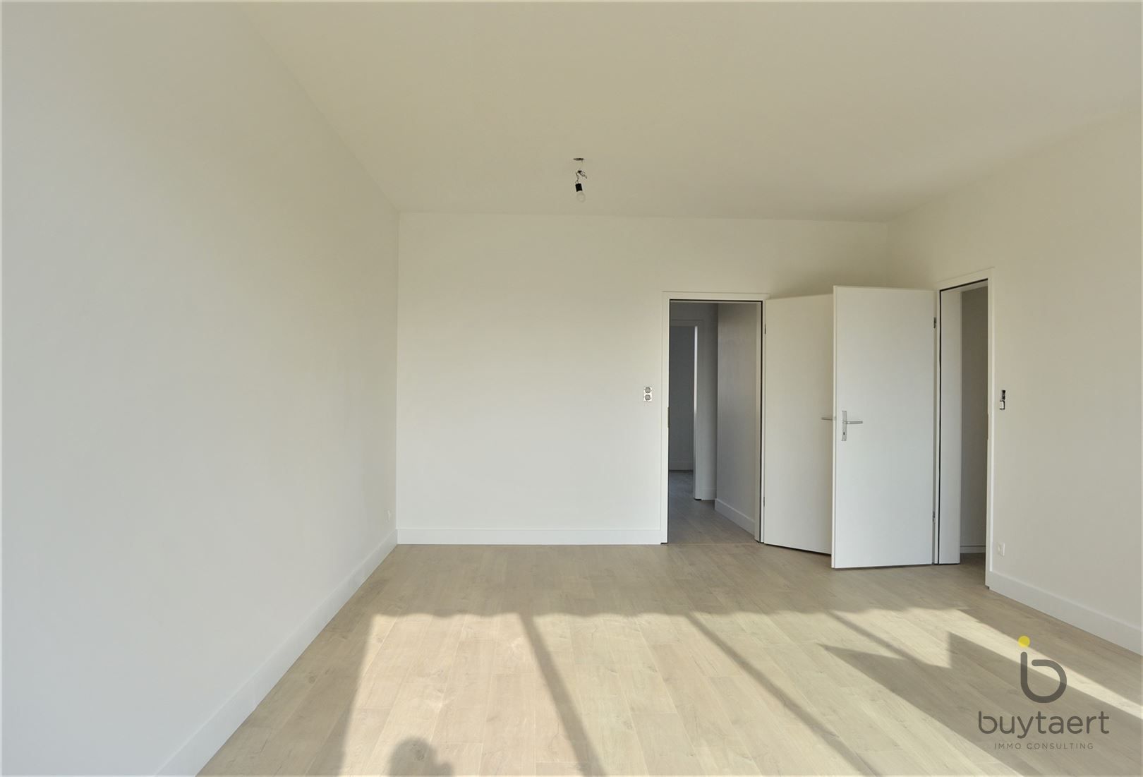 Gerenoveerd twee slaapkamer appartement met prachtig zicht en terrassen! foto 5