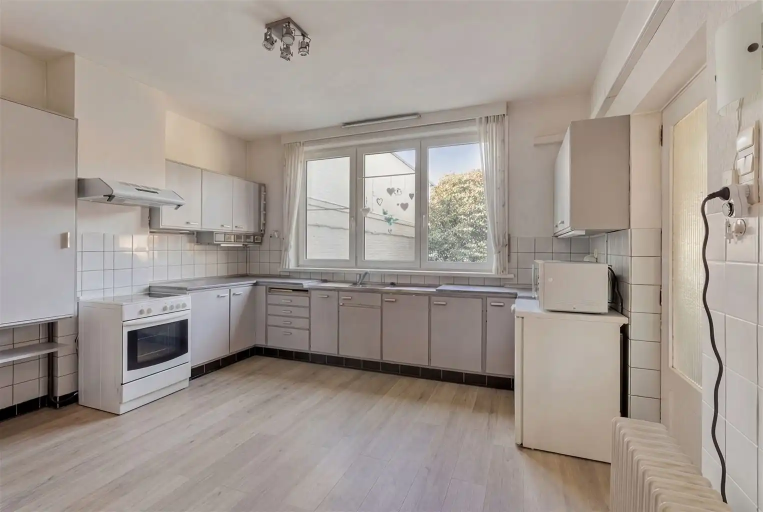 Ruime halfopen stadswoning met 3 slaapkamers, gezellige binnenkoer en achterliggende loods in het centrum van Maaseik. foto 5