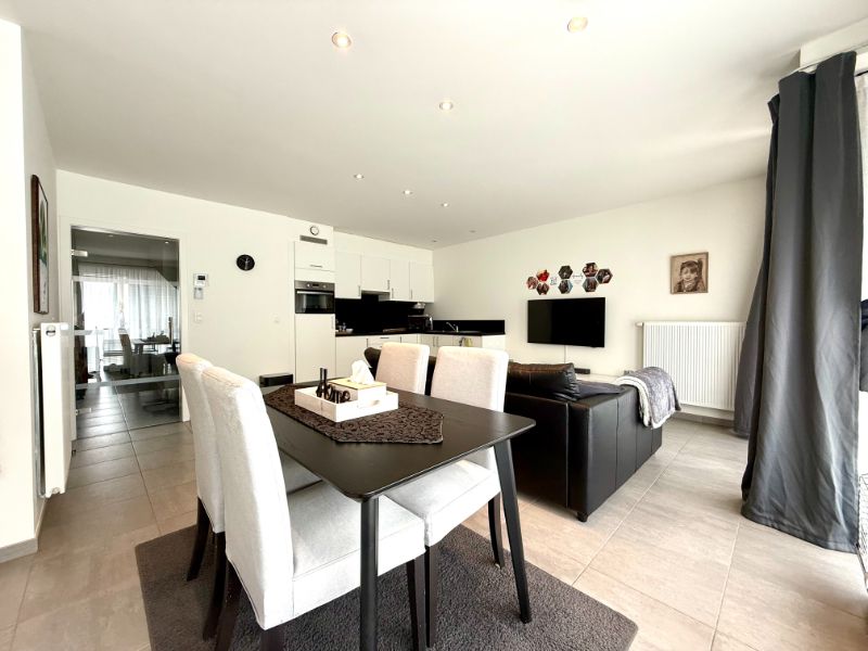 Centraal gelegen, modern appartement met 2 slaapkamers en terras foto 4