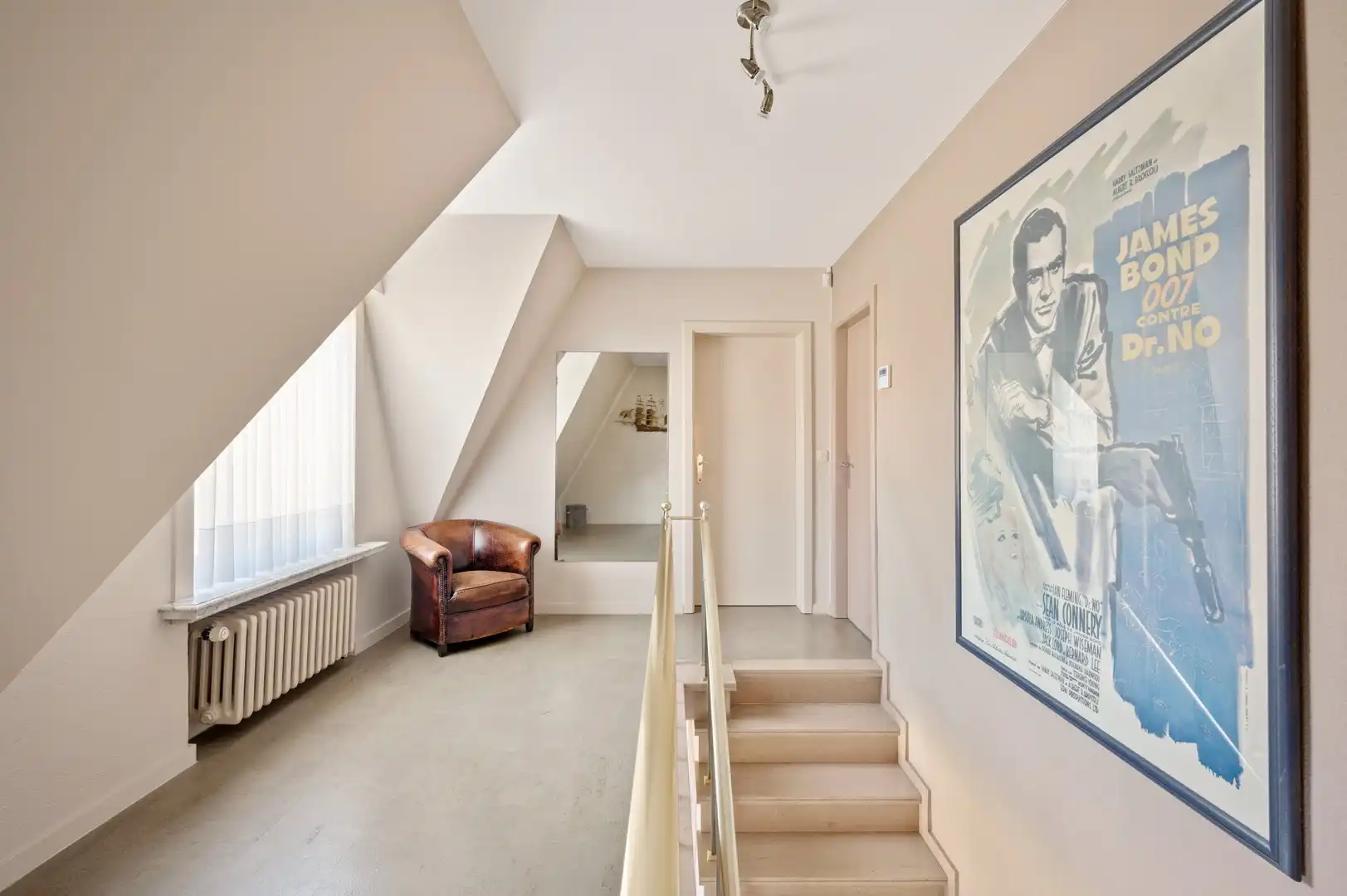 Unieke eigendom met vrijstaande woning met kantoor, loods en een grote dubbele garage foto 11