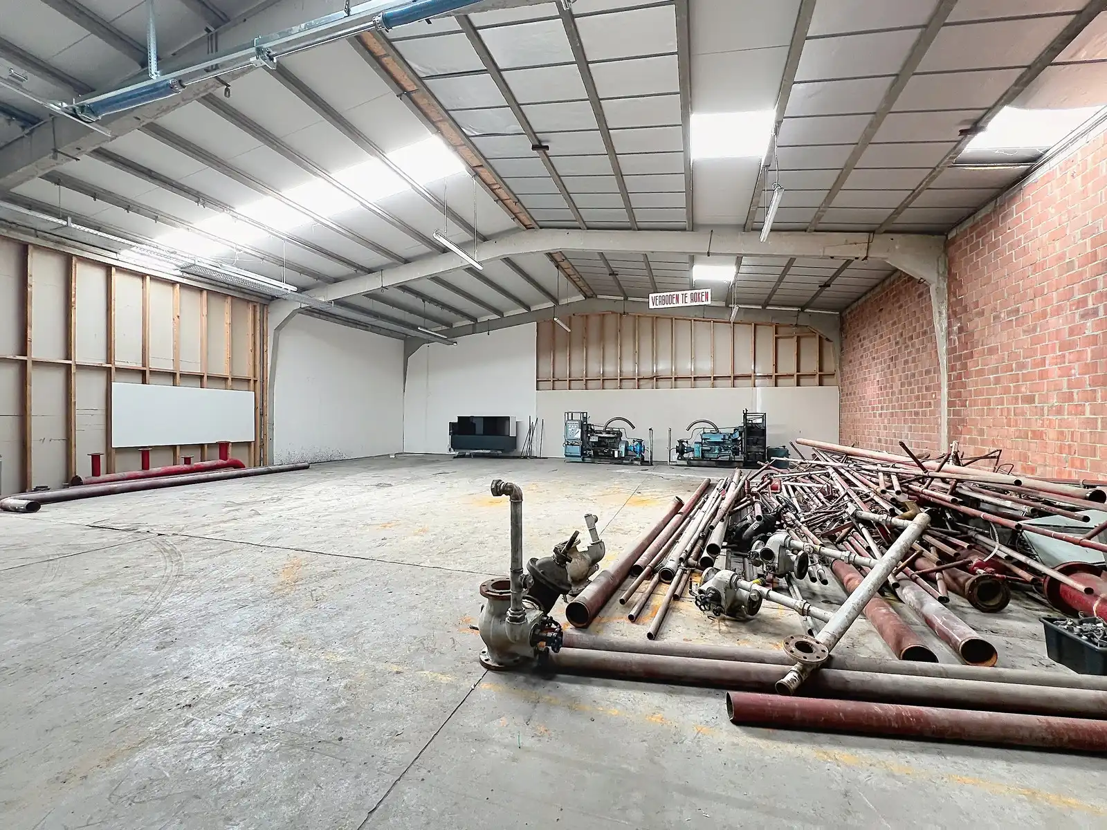 Baanwinkel voor bedrijf (productie, opslag, techniek, recreatie) met bijkomende verkoop naast Lecot, Basic-Fit, Hopsiepops, Eldi, Van Haaren,... vlak bij de RING aan de Poort tot Poperinge ! foto 9