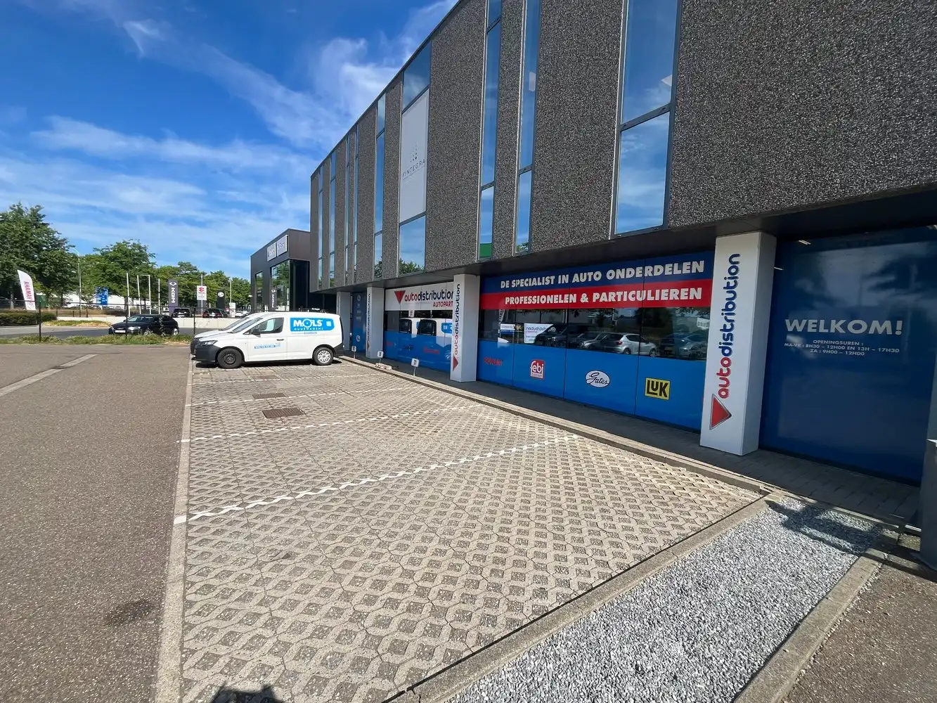 Showroom met opslagruimte foto 24
