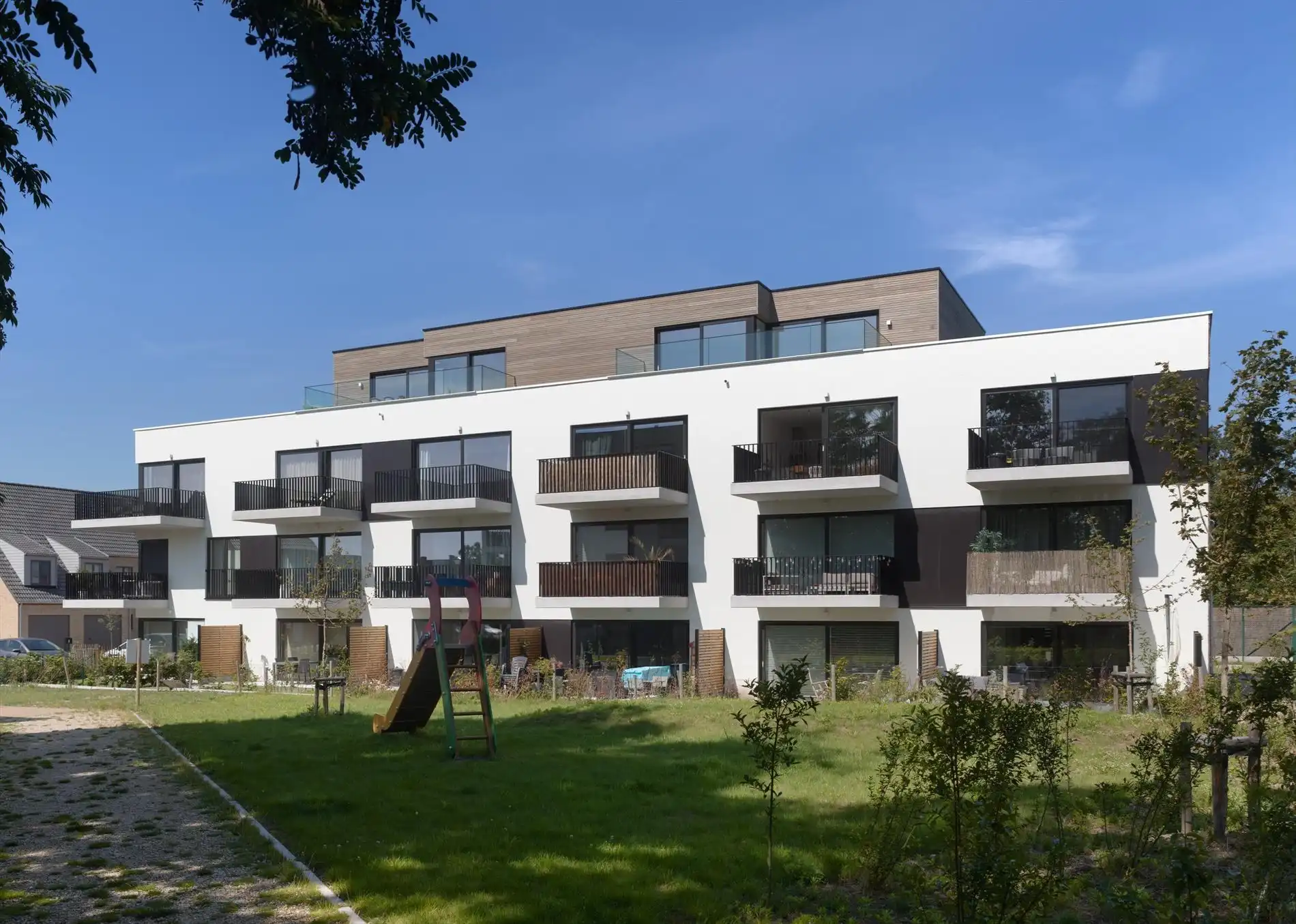 Verzorgd appartement met twee slaapkamers - terras - staanplaats - berging foto 2