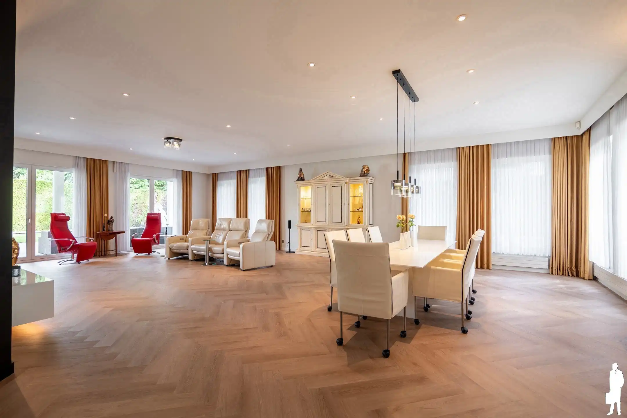 Riante villa (maar liefst 454m² woonopp.) vlakbij Nederland foto 5