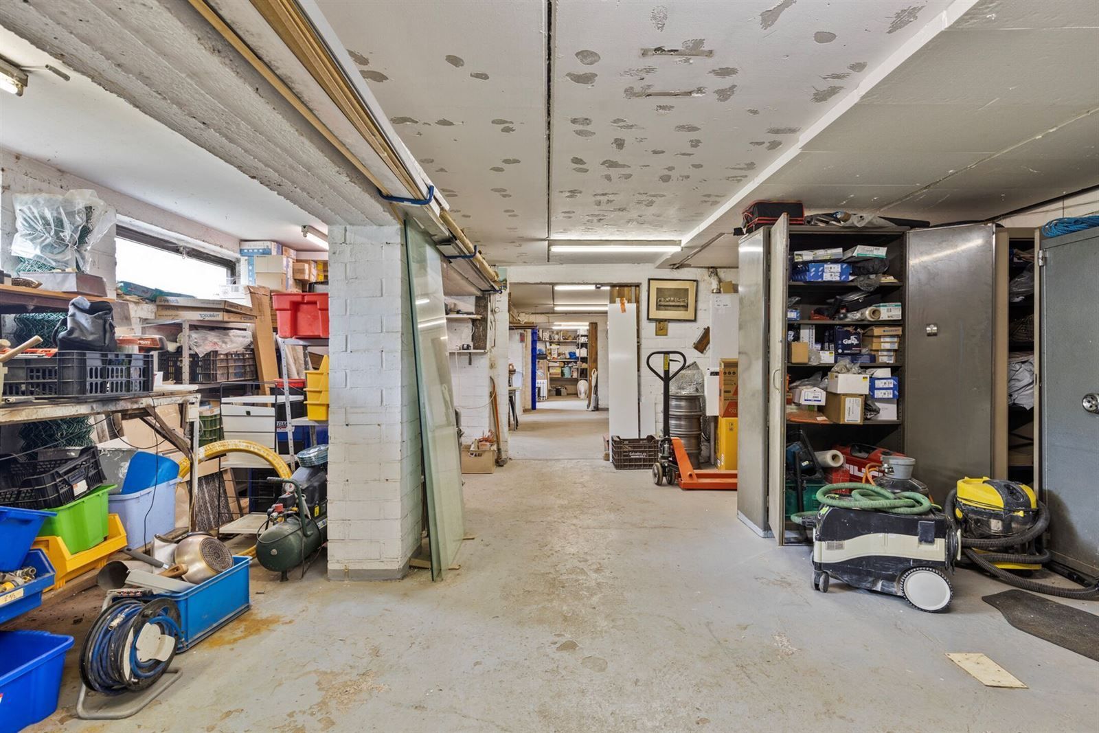 Magazijn met bureel foto 18