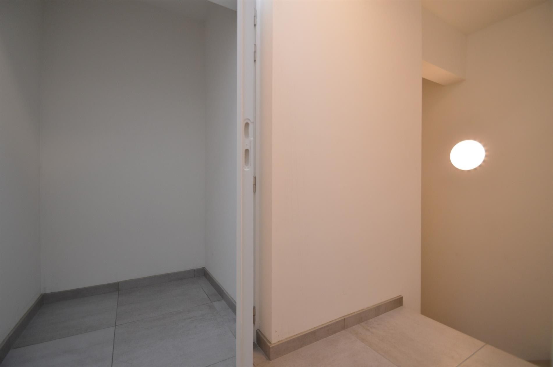  Stijlvol luxueus ingericht appartement met 2 slaapkamers en terras in hartje Hoeselt foto 23