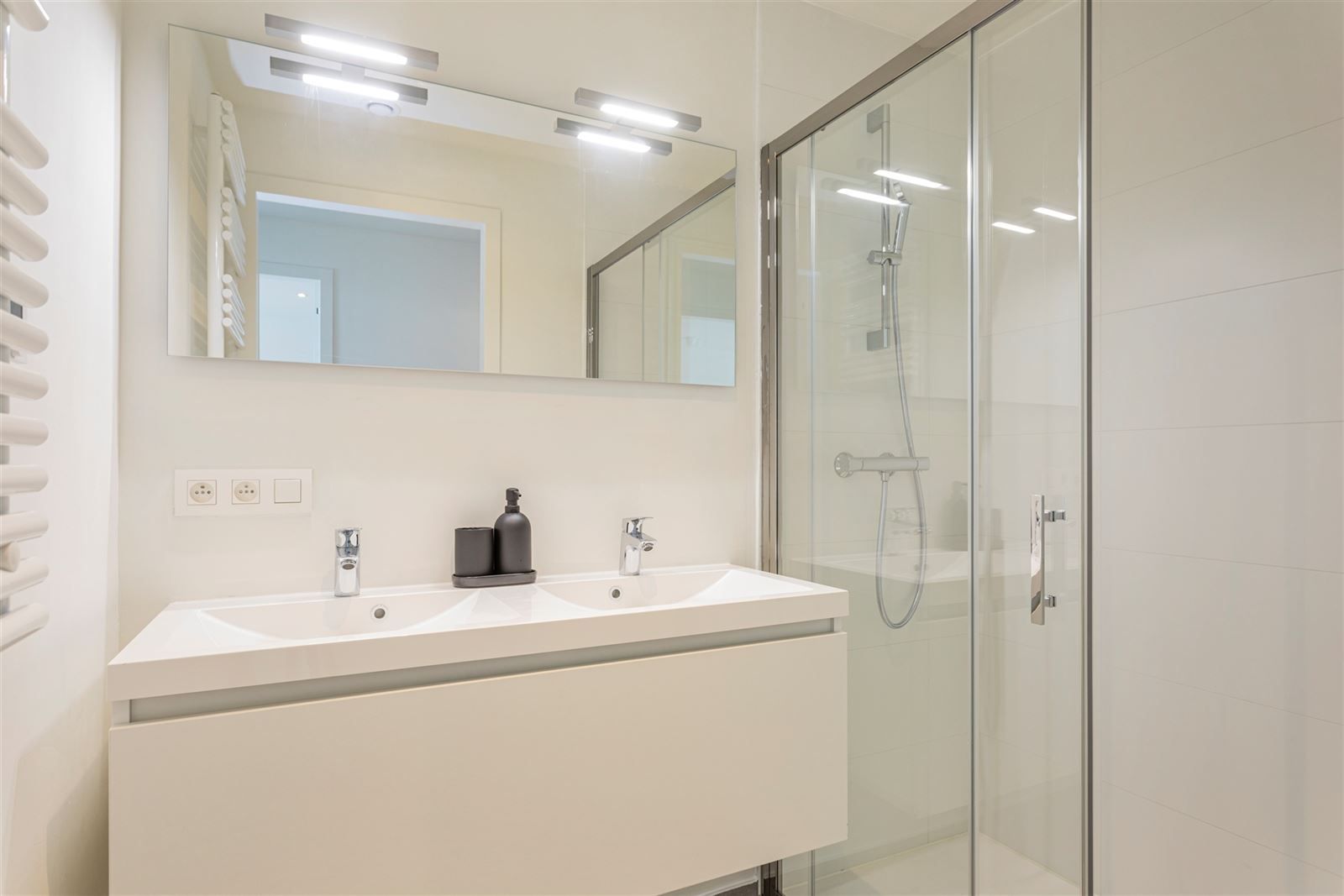 Gemeubeld 1 slaapkamer appartement op toplocatie in de nieuwe Antwerp Tower! foto 6