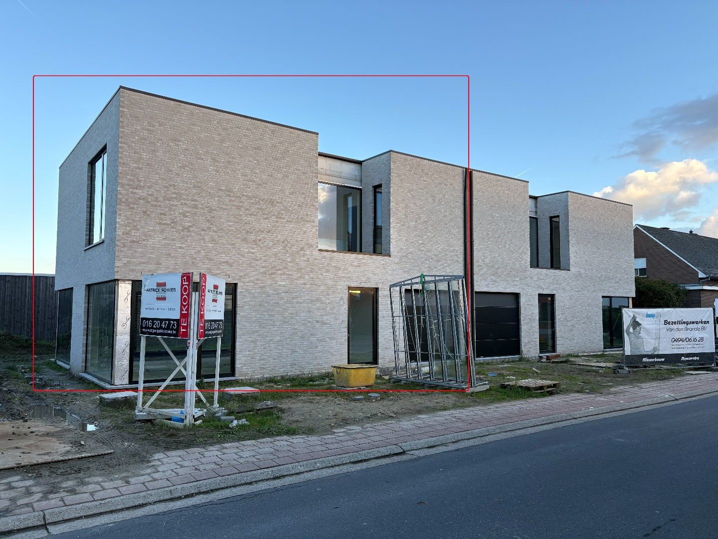 een moderne  nieuwbouw 3-gevel woning op en met grond foto {{pictureIndex}}