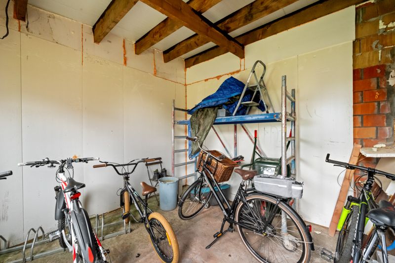 Zedelgem. Centraal gelegen vernieuwde HALF OPEN BEBOUWING met 4 slaapkamers, dressing, garage en bergingen. Ideale ruime gezinswoning met vloerverwarming! foto 12