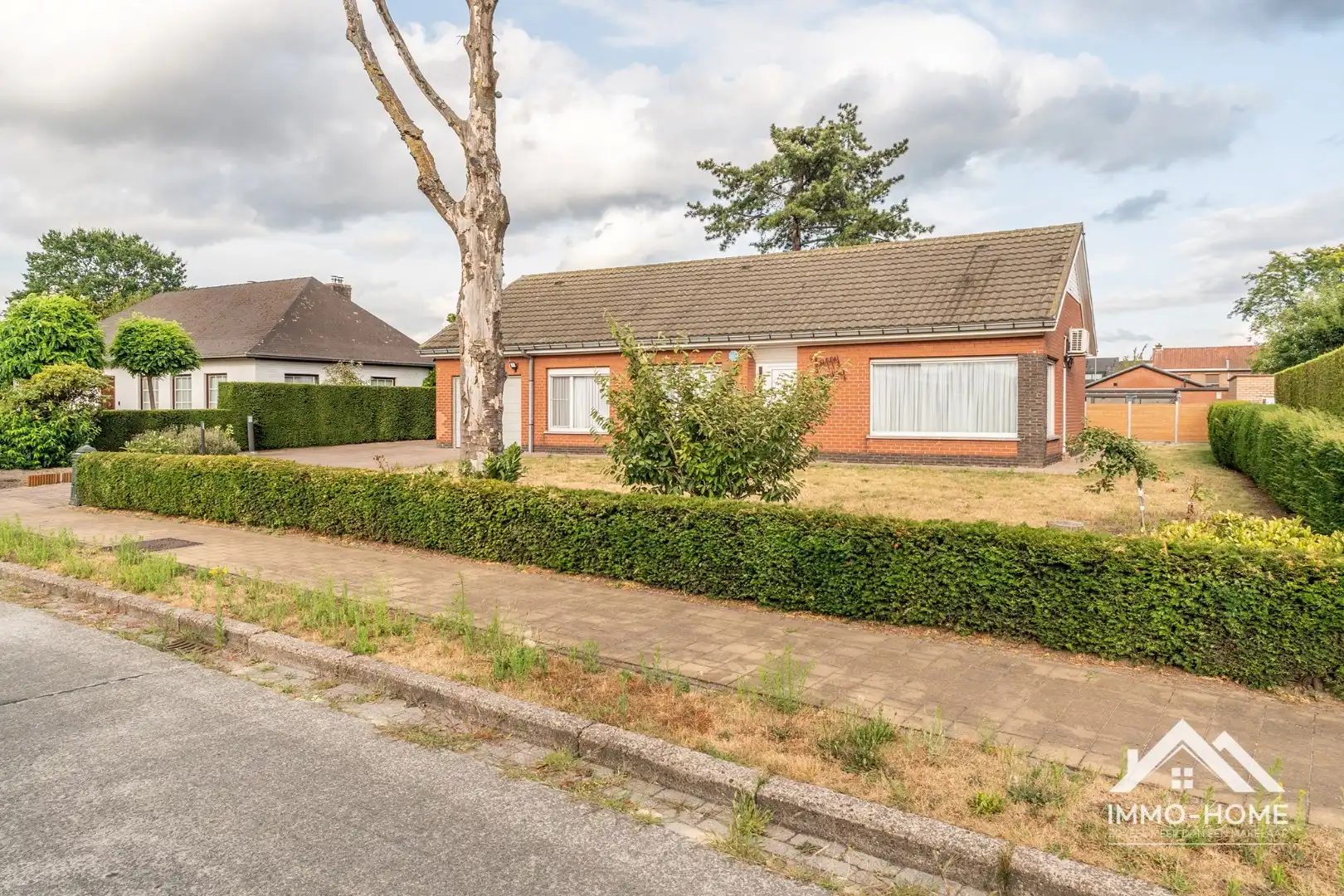 Hoofdfoto van de publicatie: Vrijstaande bungalow met een ruime grond op een topligging! 