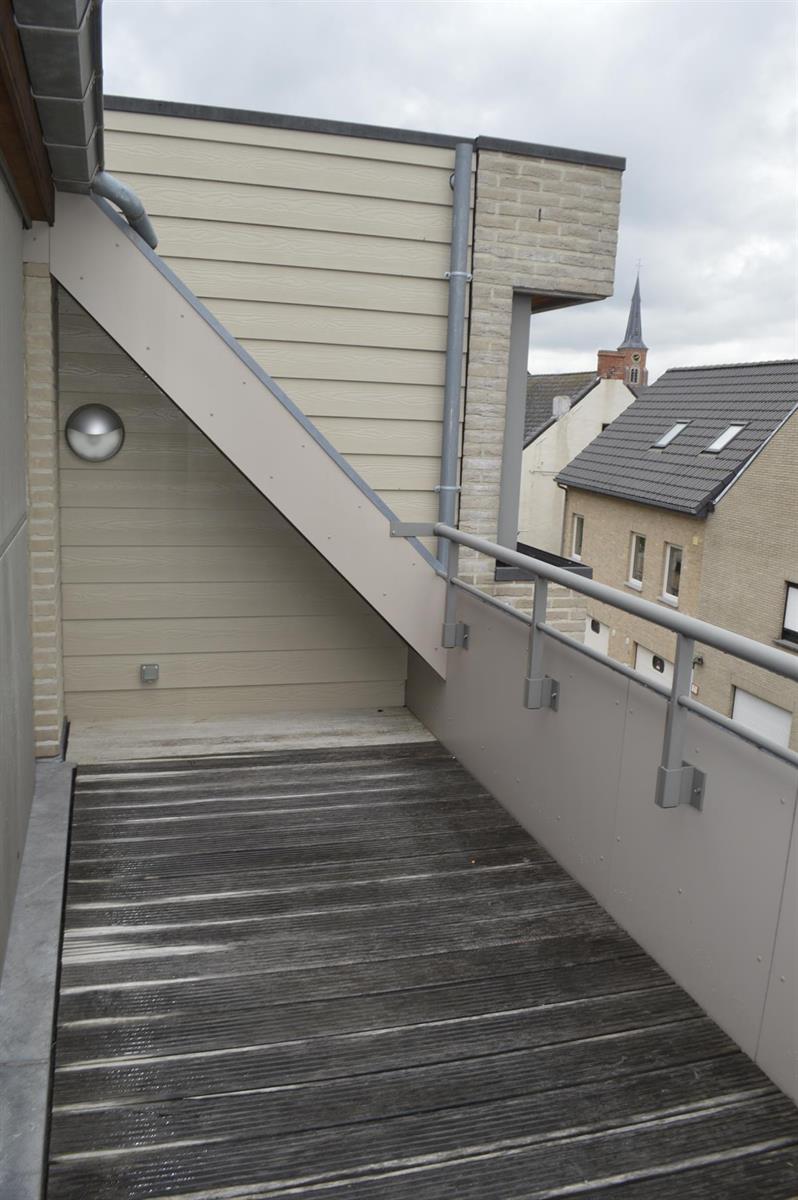 WICHELEN - Ruim duplexappartement vlakbij het station. foto 6