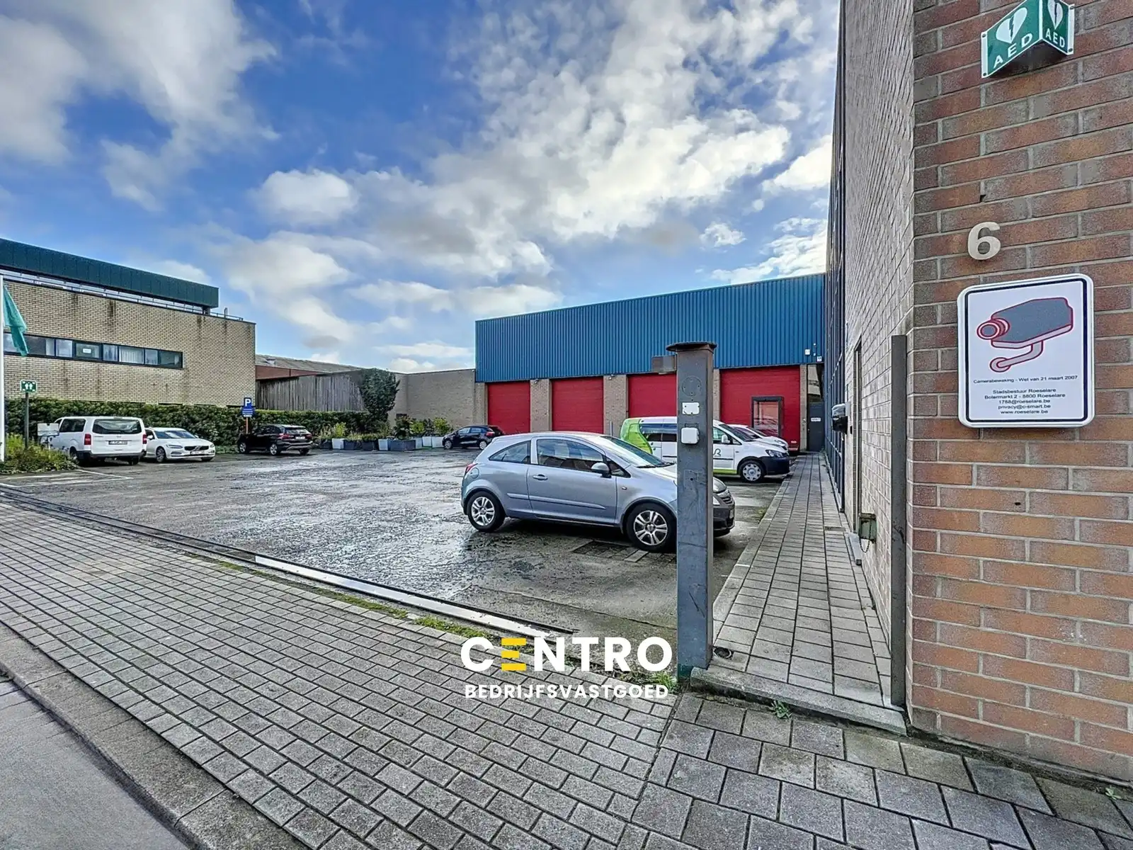 Opslagplaats  ( ± 2.700m²) met 4 sectionale poorten en VH van 7m te ROESELARE ! foto {{pictureIndex}}