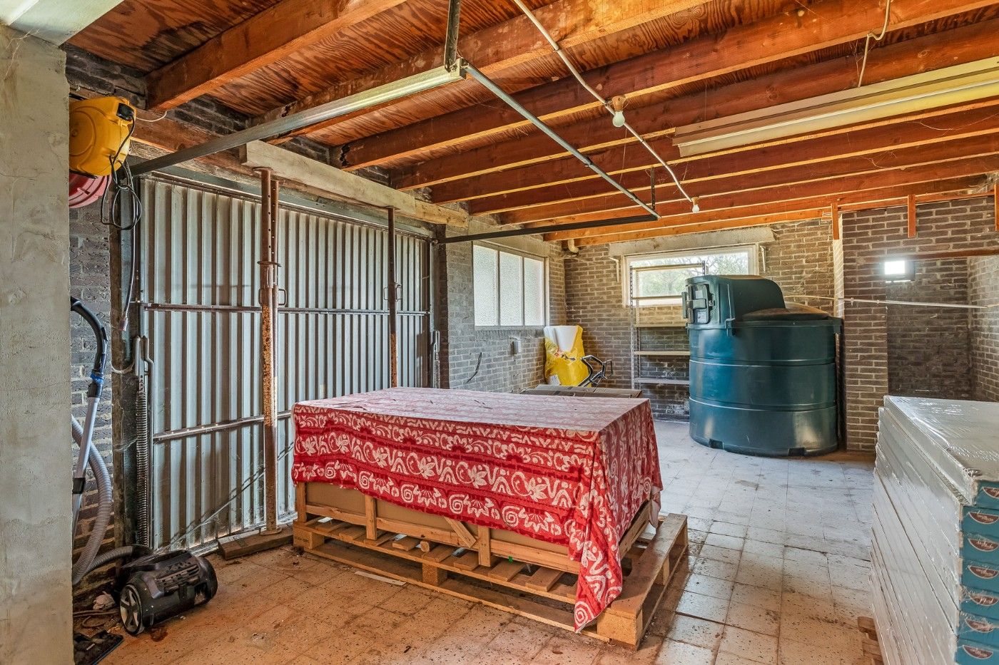 Verrassend ruime, te renoveren HOB met 5 slpk., garage/loods en tuin foto 13