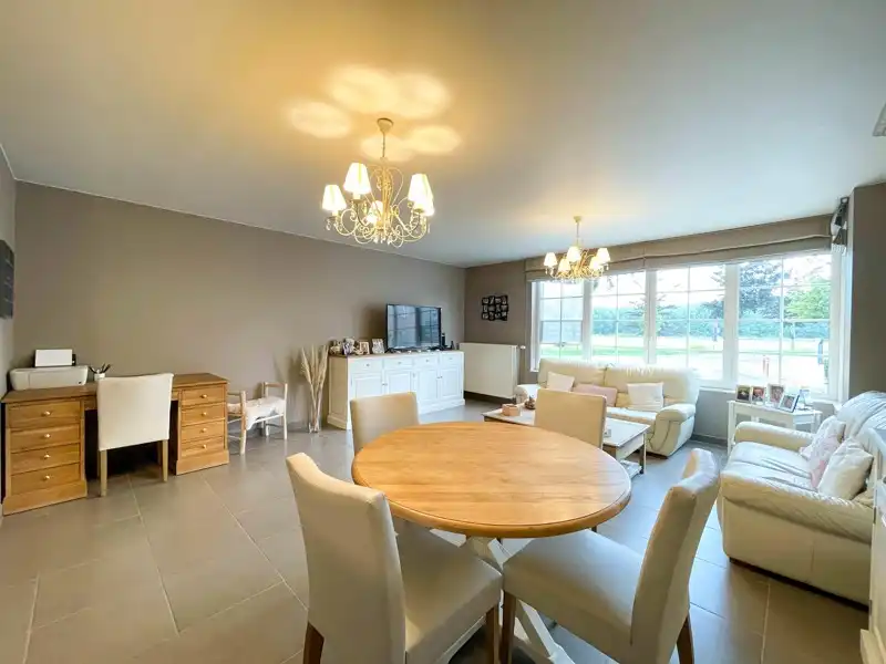 Modern appartement met 2 slaapkamers, terras en garage op centrale ligging te Wakken! foto 2