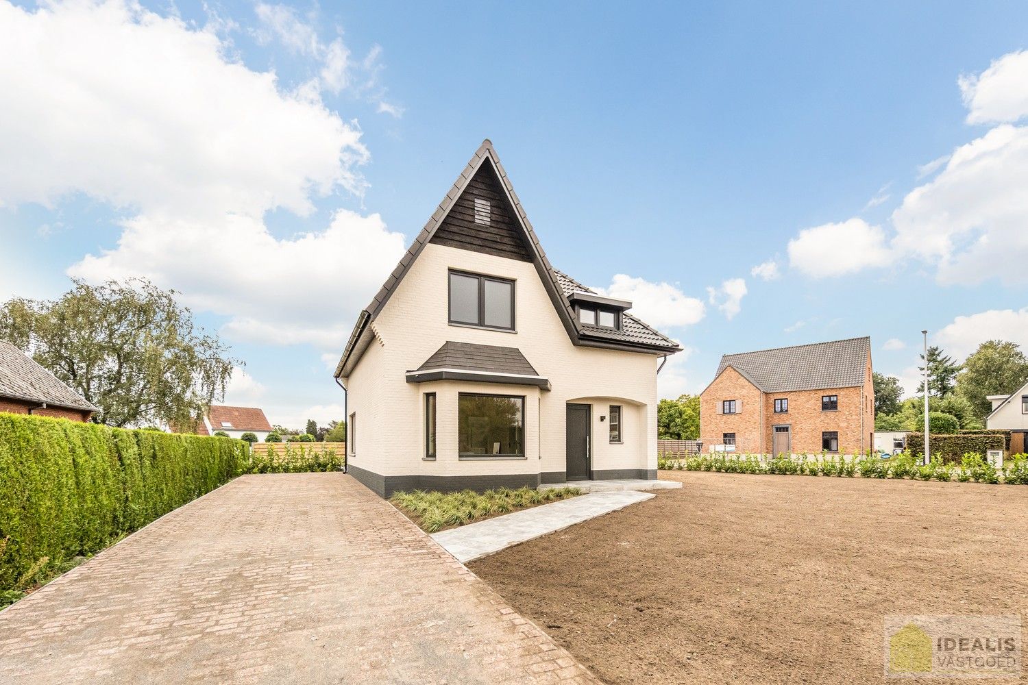 IDEALIS VASTGOED – Schitterend volledig vernieuwde woning met een heerlijke open leefruimte, luxe keuken, 3 ruime slaapkamers, een ruime luxueuze badkamer én een ruime wasplaats! Dit heerlijke huis bevindt zich op een volledig nieuw aangelegd perceel van 7a 88ca vlakbij het centrum van Hamont-Achel, op slechts enkele minuten van de Nederlandse grens - EEN MUST VISIT! - foto 2