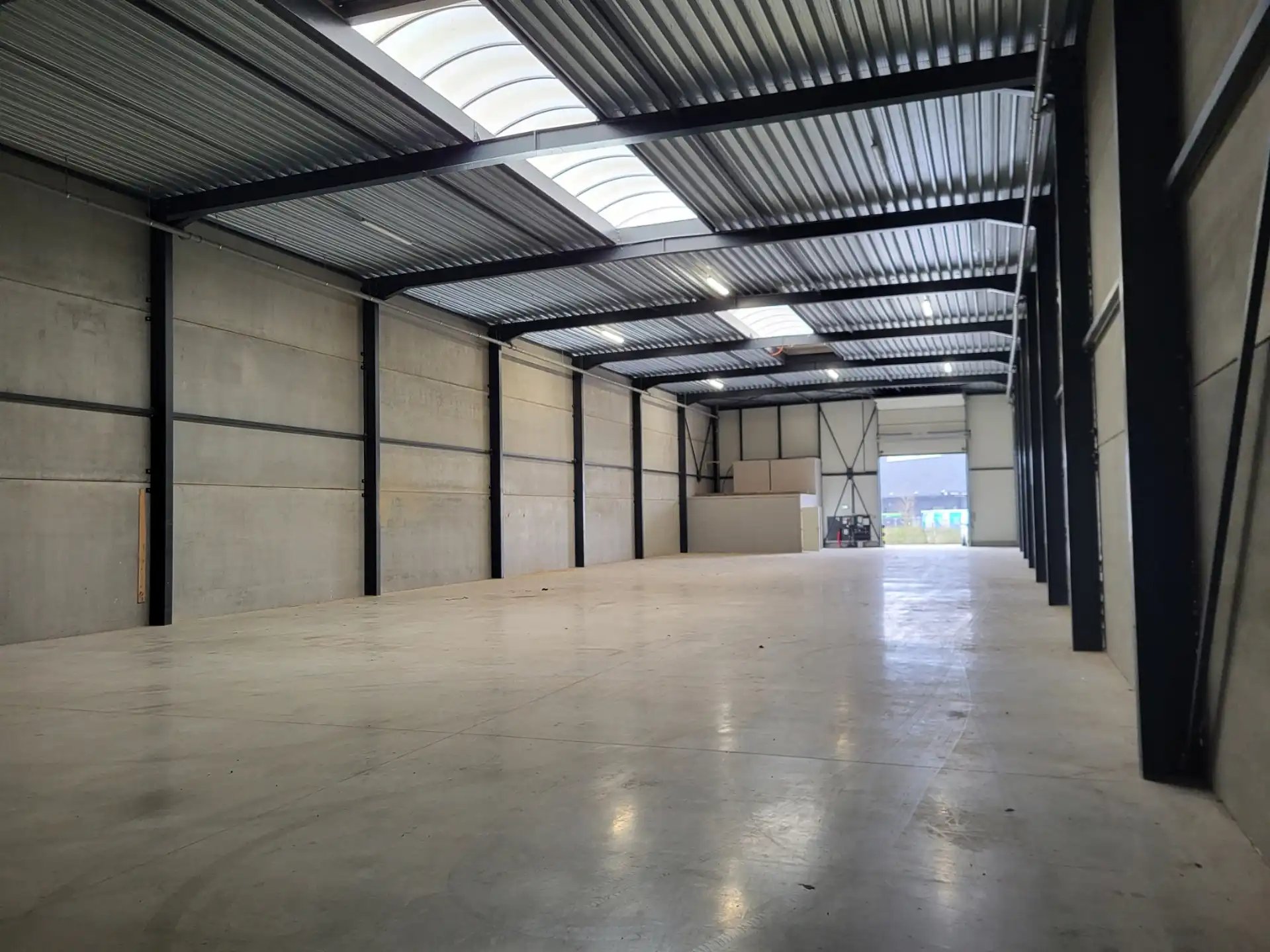 TE HUUR: BEDRIJFSHAL TE BILZEN foto {{pictureIndex}}