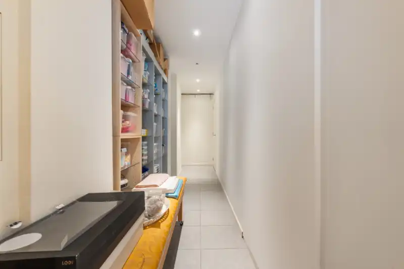 Roeselare-stadskern. Uitstekend gelegen handelspand voor winkel | praktijk | kantoor met 120m2 ruimte + aanpalende garage. Instapklaar en vernieuwd. foto 7