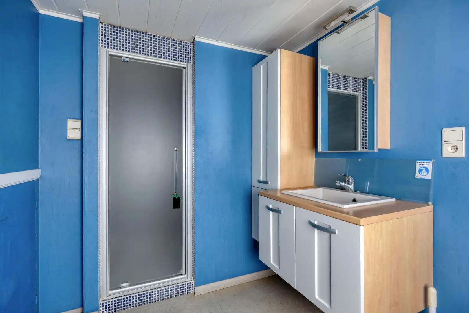 Goed gelegen handelspand met woonst! foto 10