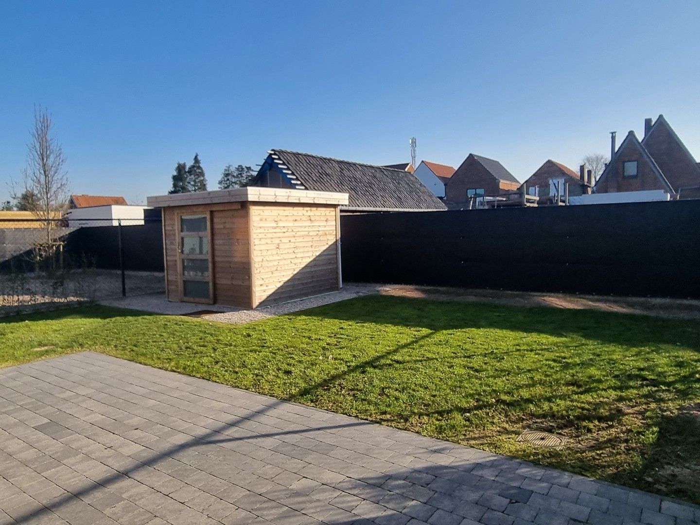 Halfopen woning in rustige straat foto 11