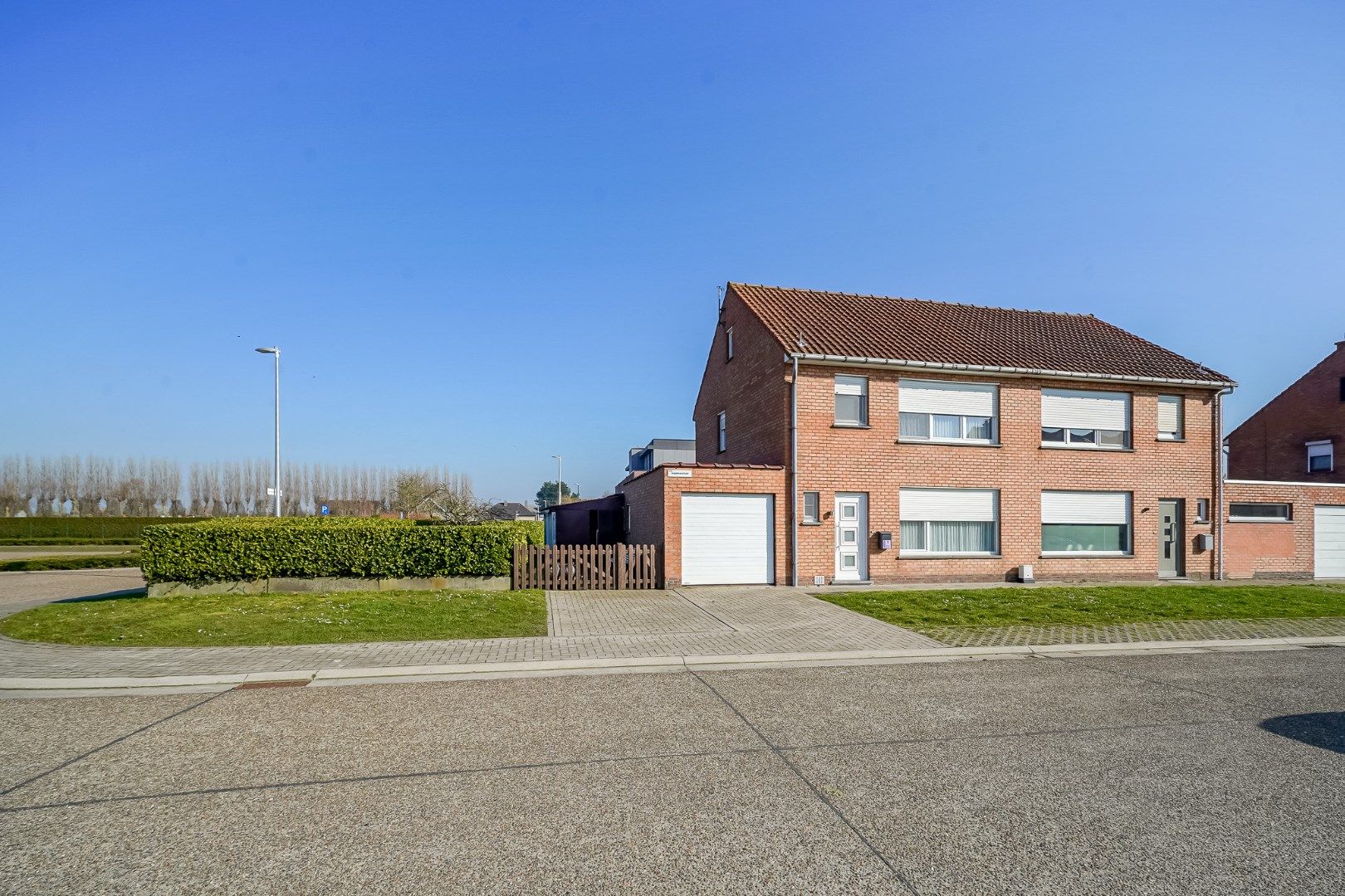 Ruime halfopen bebouwing te koop in Oudenburg - Mandelwijk foto 2