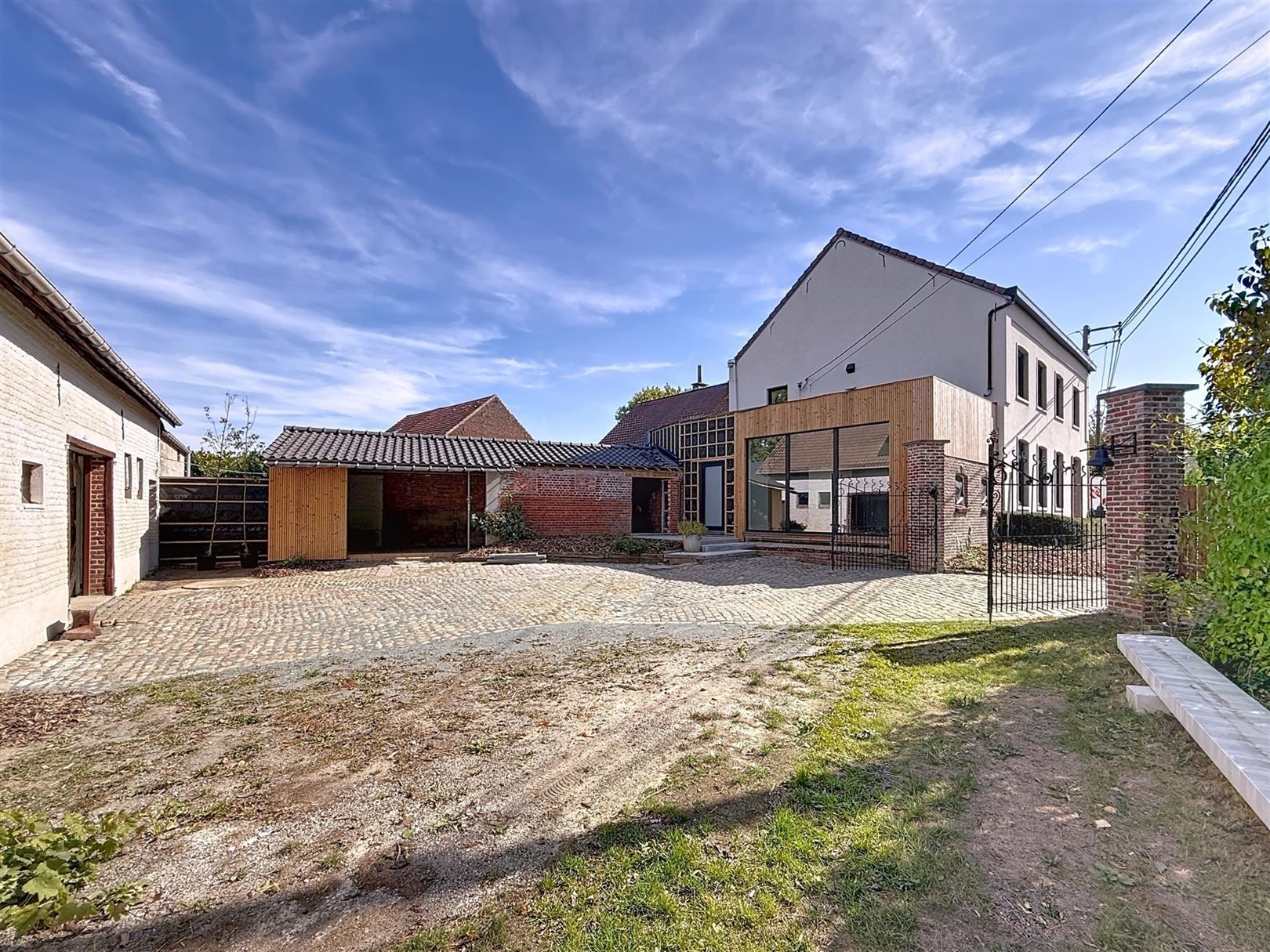 Energiezuinige, volledig gerenoveerde hoeve met bijgebouwen, 7a 83ca foto 5