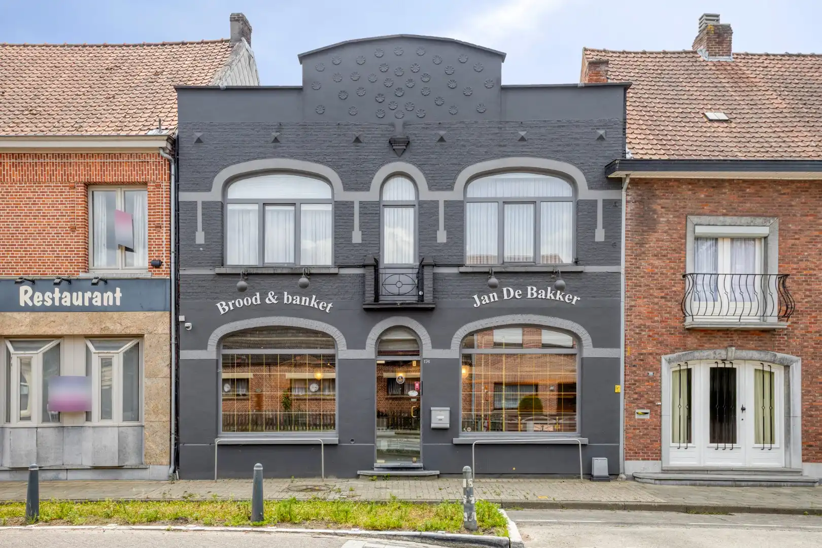 Karaktervol handelshuis met woonst op commerciële locatie in Mol-Gompel !  foto {{pictureIndex}}