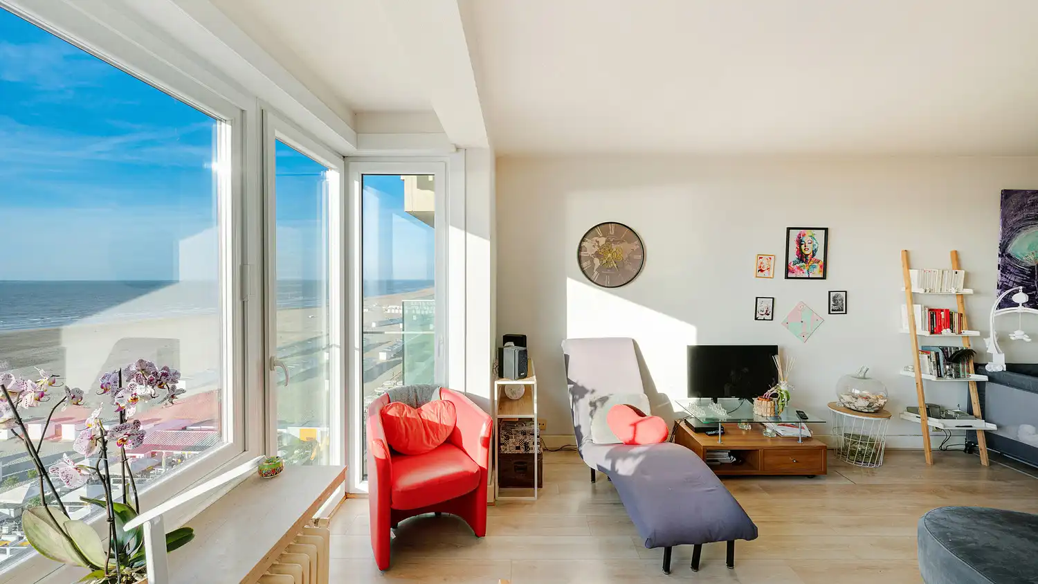 Ruim 2-slaapkamerappartement met frontaal zeezicht op een gegeerde ligging aan de Zeedijk. foto 6