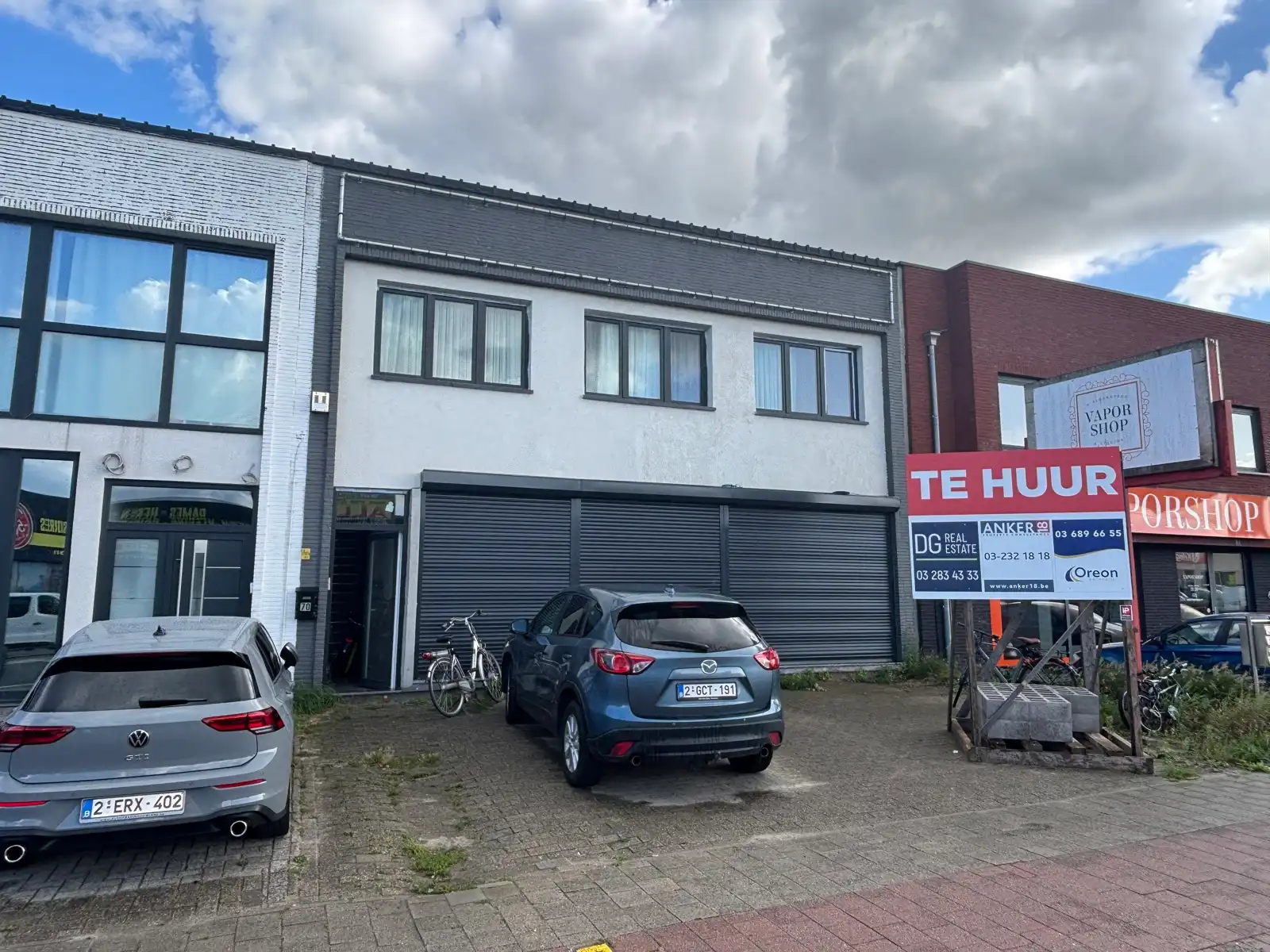 Handelsgelijkvloers te huur tegenover Carrefour Borsbeek foto {{pictureIndex}}