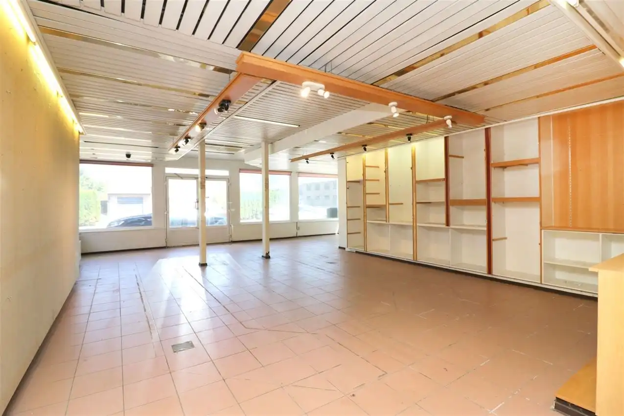 handelszaak met magazijn op zeer zichtbare locatie foto 8