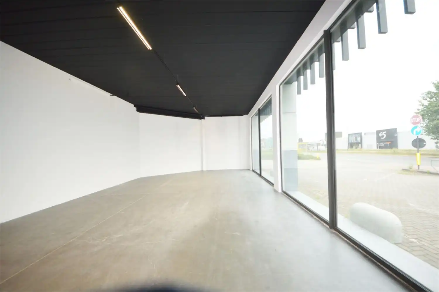 ** IN OPTIE ** COMMERCIEEL GEBOUW BAANLOCATIE MET PARKING NABIJ MCDONALDS foto 13