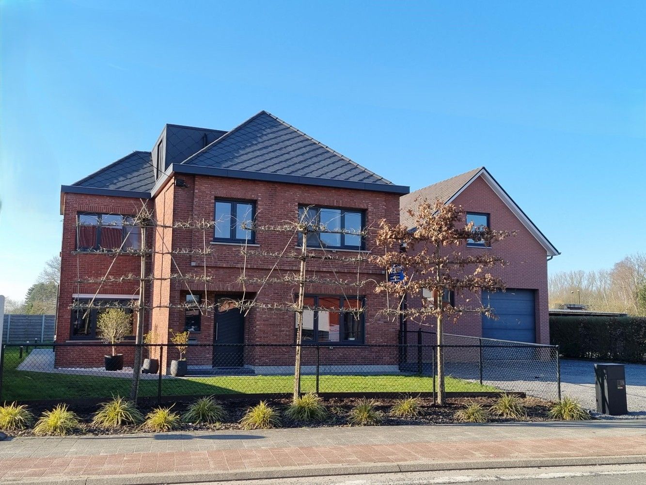 Instapklare woning met 5 slaapkamers met groot naastliggend magazijn. Ideaal voor zelfstandigen. foto {{pictureIndex}}