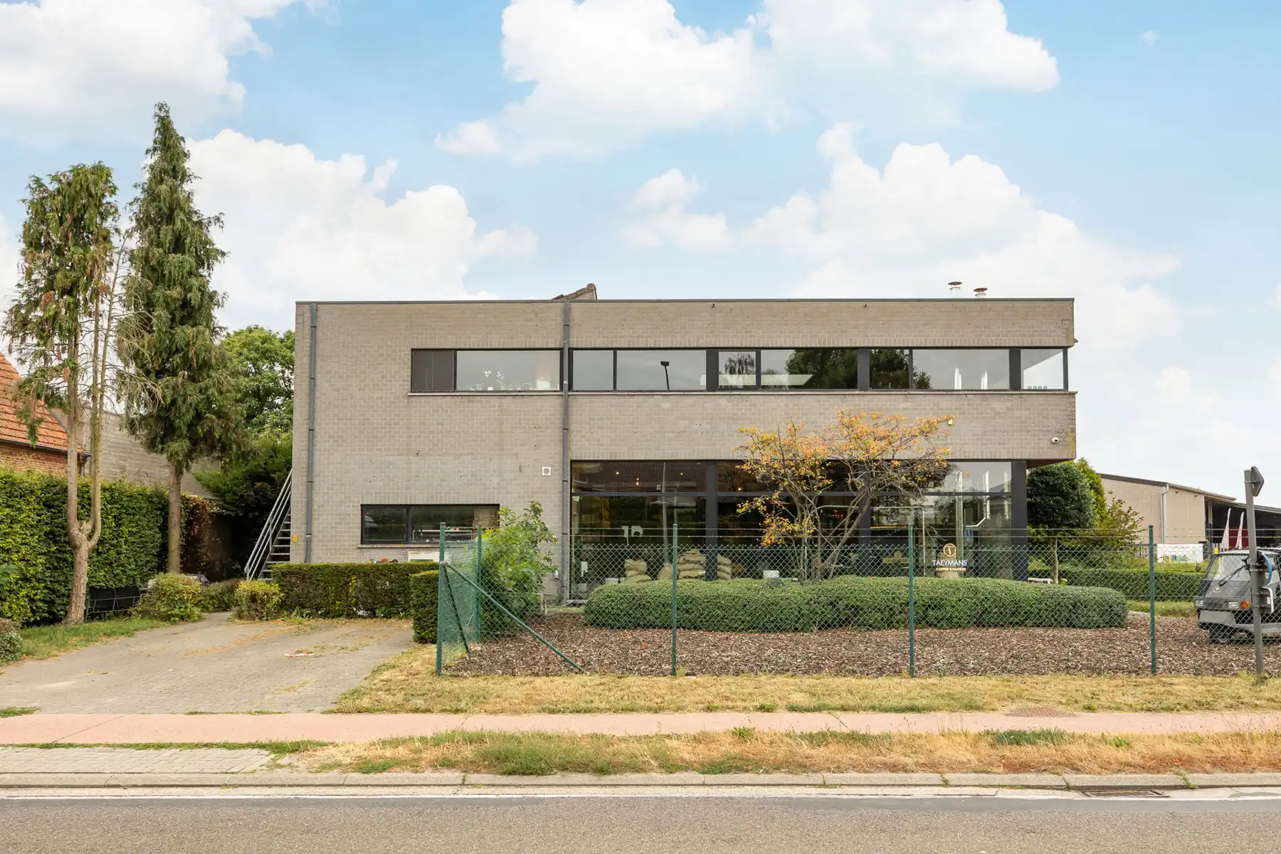 Woning met handelspand op een perceel van 1.497m². foto 3