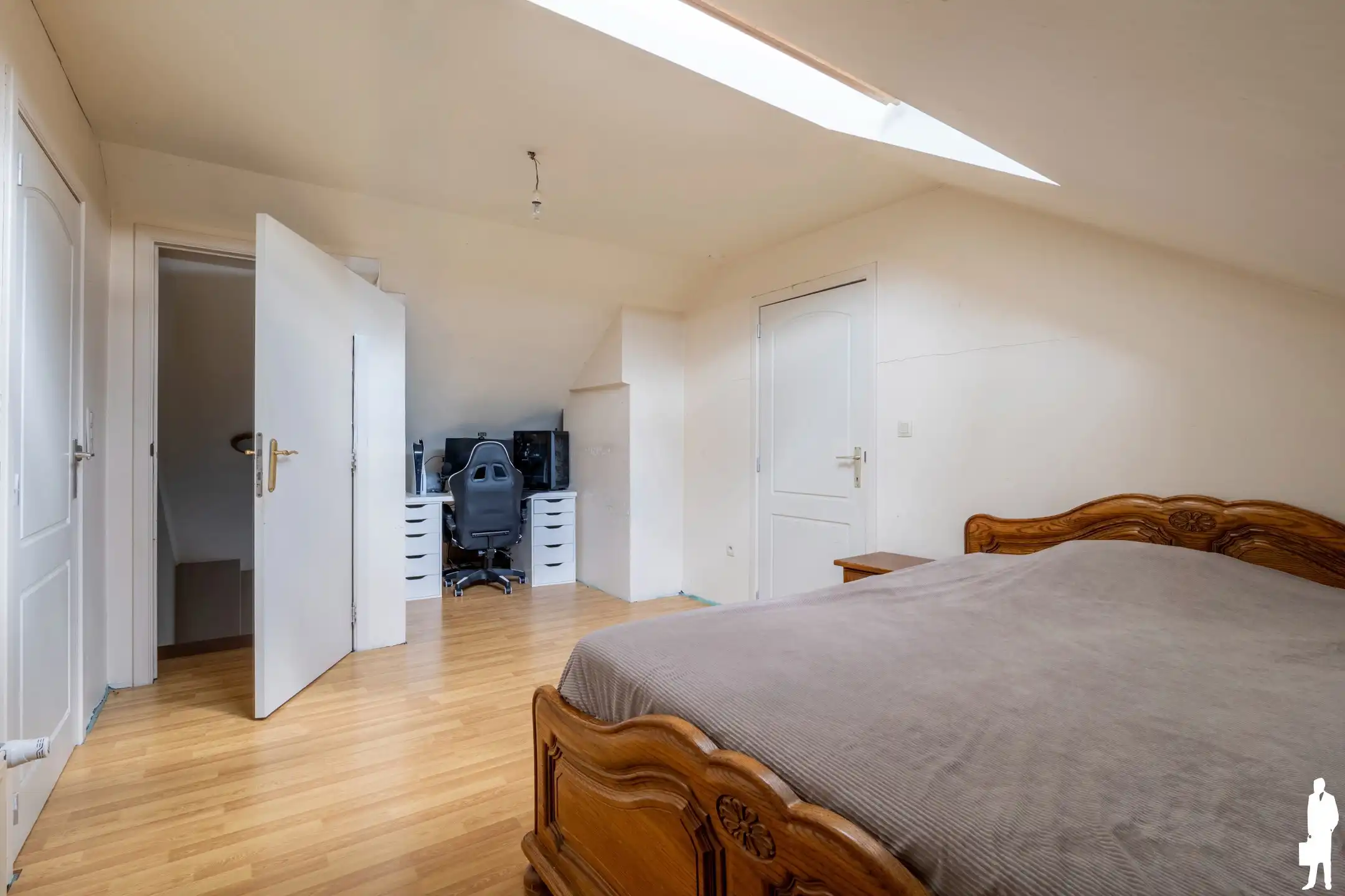 Ruime woning met 6 slpks. en grote kelder nabij Nederland foto 17