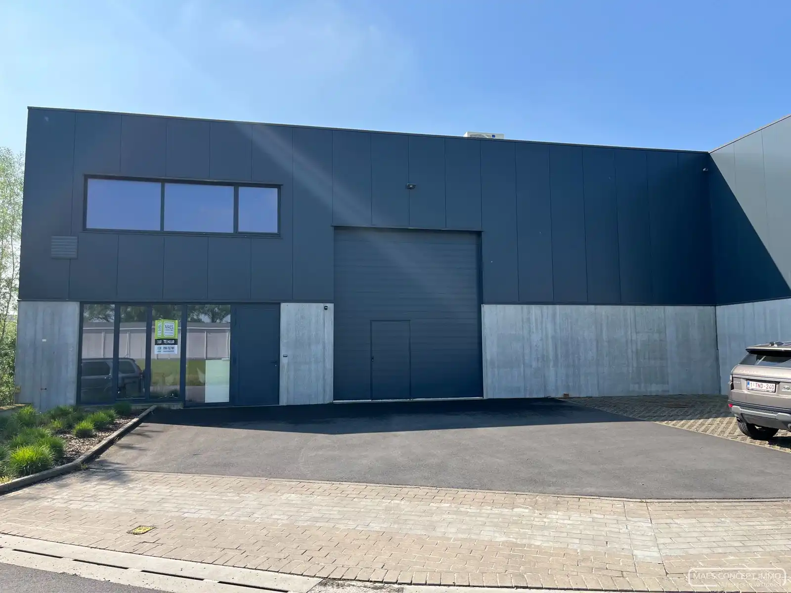 Magazijn te huur met bureel in Wielsbeke foto {{pictureIndex}}