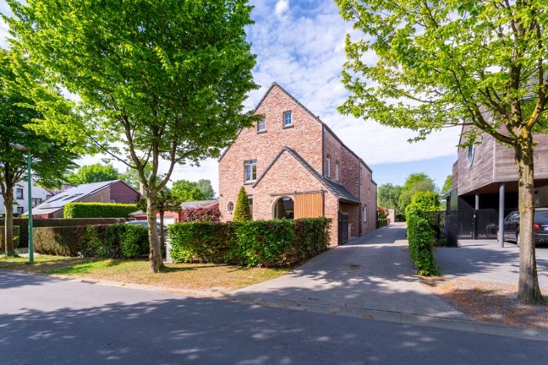 Luxueus afgewerkte villa met een zee van ruimte + bijgebouw , toplocatie! foto {{pictureIndex}}