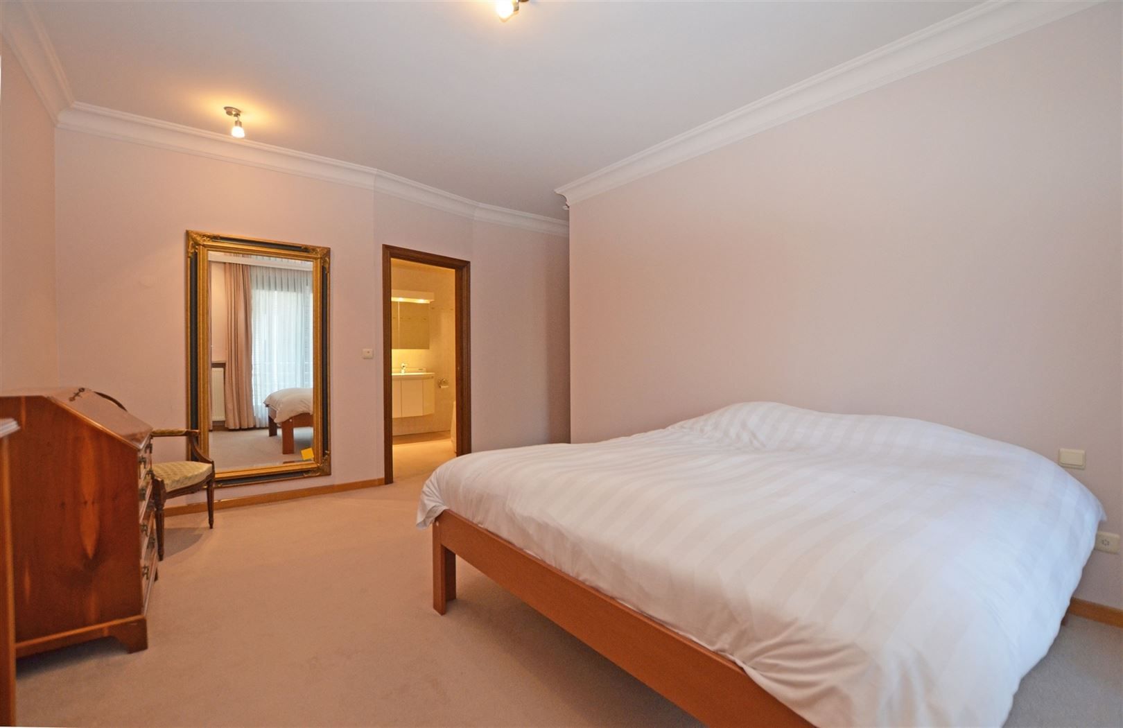 Ruim appartement met drie slaapkamers. foto 14