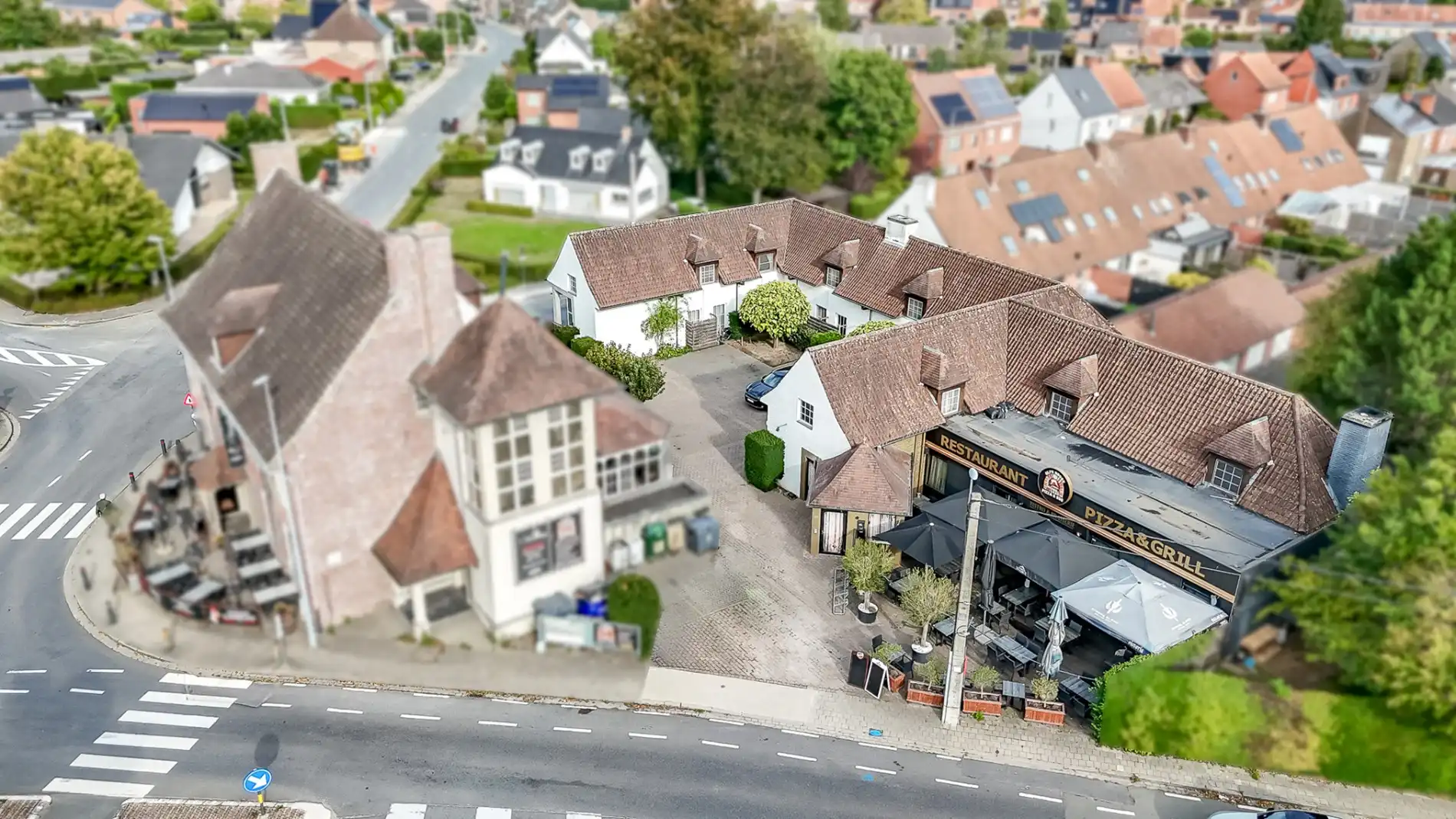 Multifunctionele eigendom met appartementen en handelszaken! foto 2