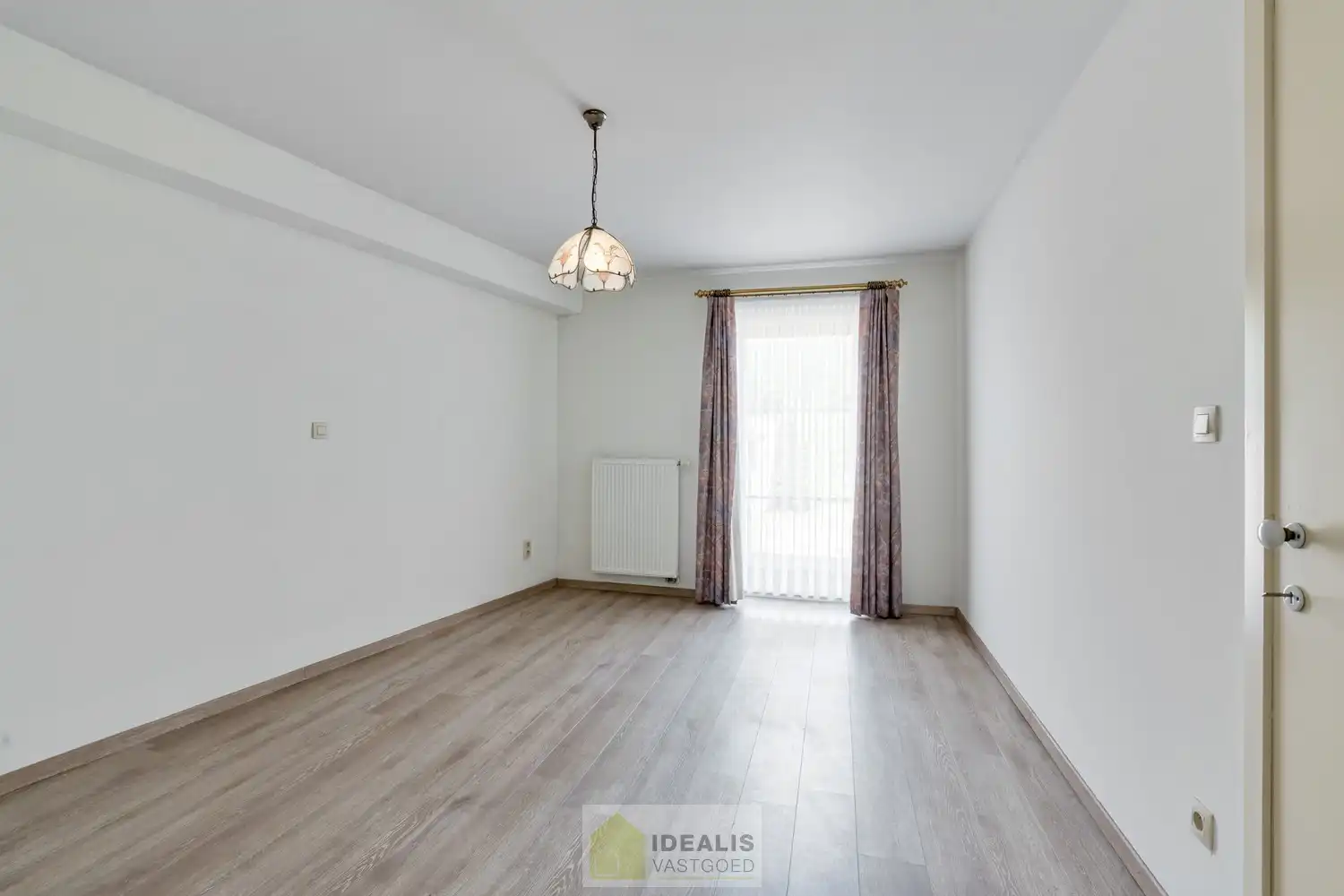 IDEALIS VASTGOED - PRACHTIG  EN LUXUEUS GELIJKVLOERS APPARTEMENT VAN MAAR LIEFST +-122M² IN EEN KLEINSCHALIGE RESIDENTIE MET 2 SLAAPKAMERS, AANGENAME LEEFRUIMTE MET AANSLUITEND KEUKEN MET KEUKENEILAND, BADKAMER VOORZIEN VAN BAD EN DOUCHE, ZEER RUIME GARAGE (+-28M²) EN TERRAS MET AANGELEGDE TUIN . Zeer geschikt voor kandidaten op zoek naar betaalbare woonruimte in zeer goede staat vlak bij de stadskern van Bree! foto 18