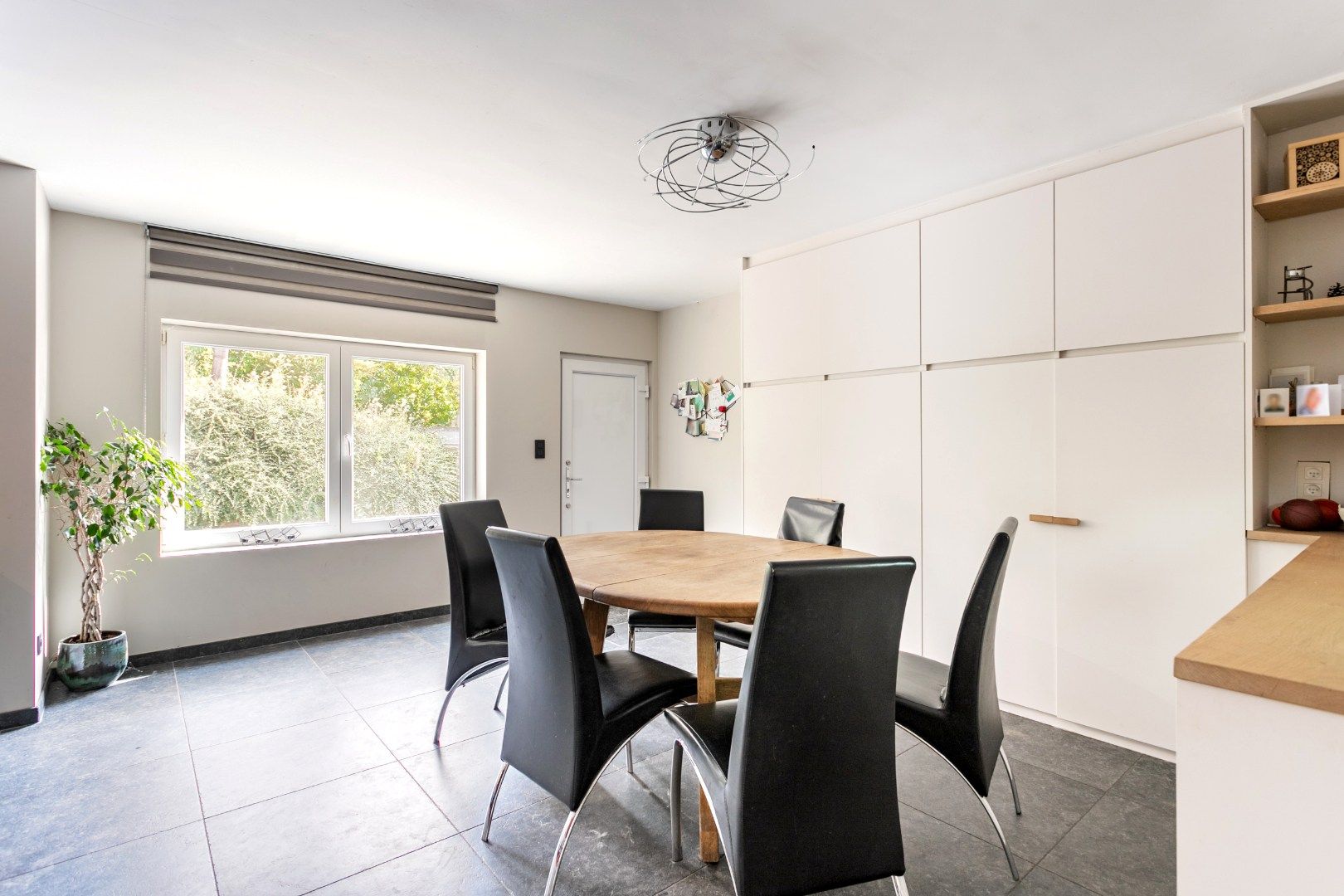 Instapklare woning op 9a30, met 3 slpks, garage en tuin  foto 3