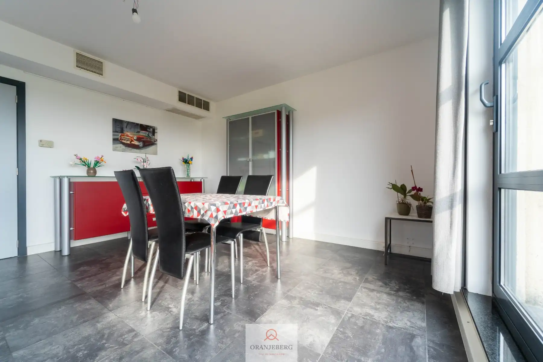 Magazijn met kantoor en woonst foto 11