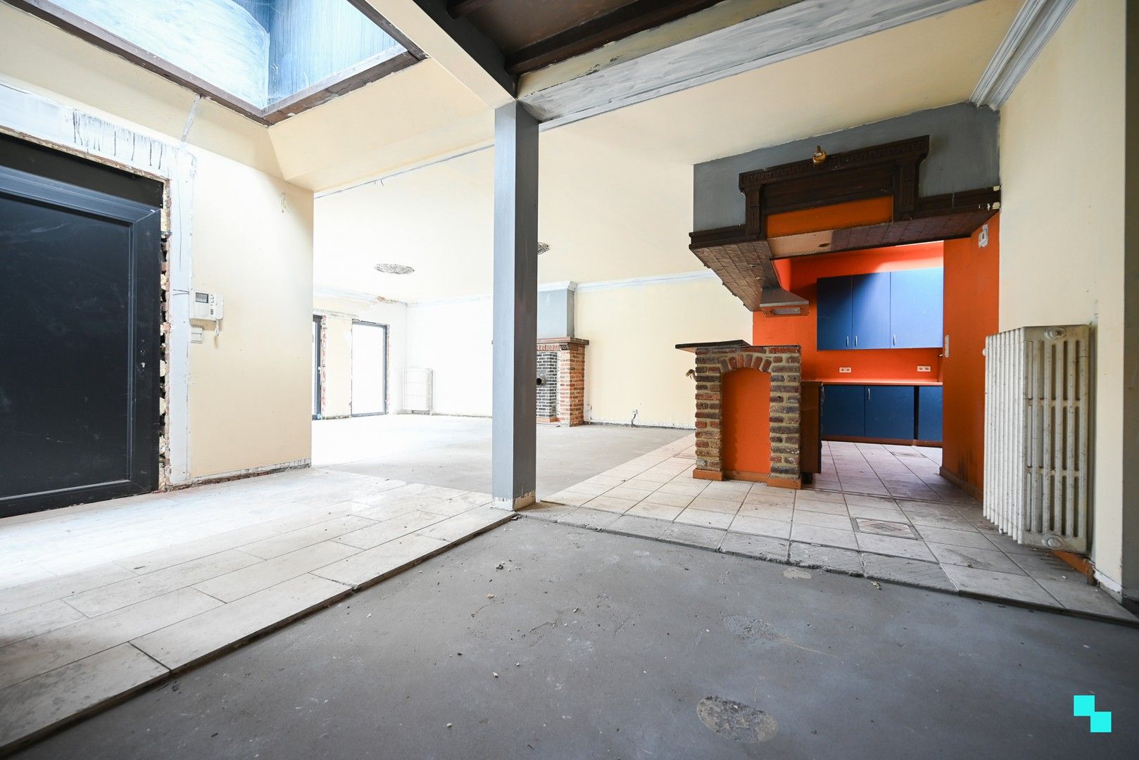 Toonzaal of bureelruimte met riante opslagruimte in hartje Kuurne op discrete ligging foto 14