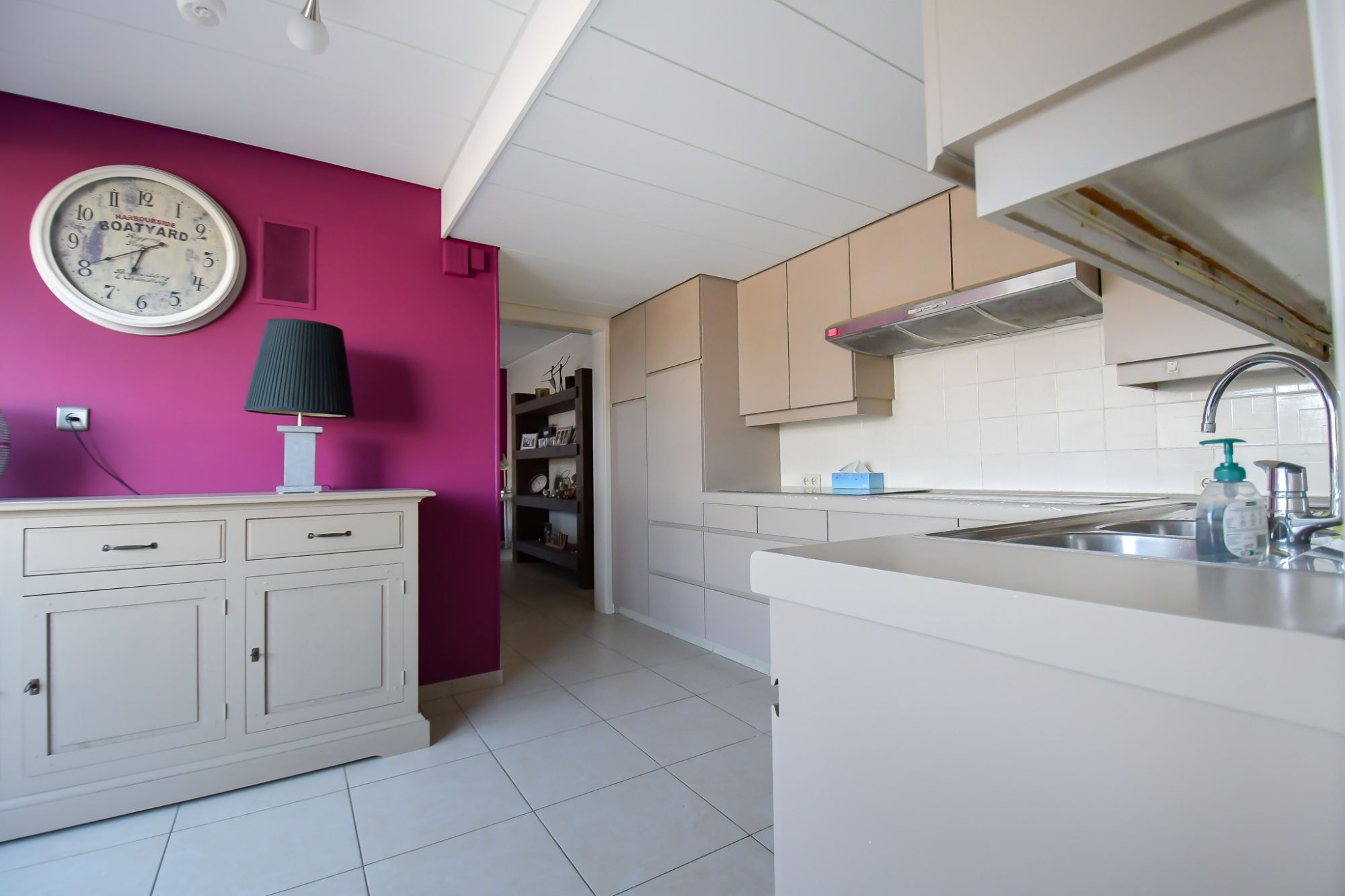 Ruim polyvalent handelspand met 4 slpk,  WINKELRUIMTE,  WONING en PARKING vooraan. foto 9