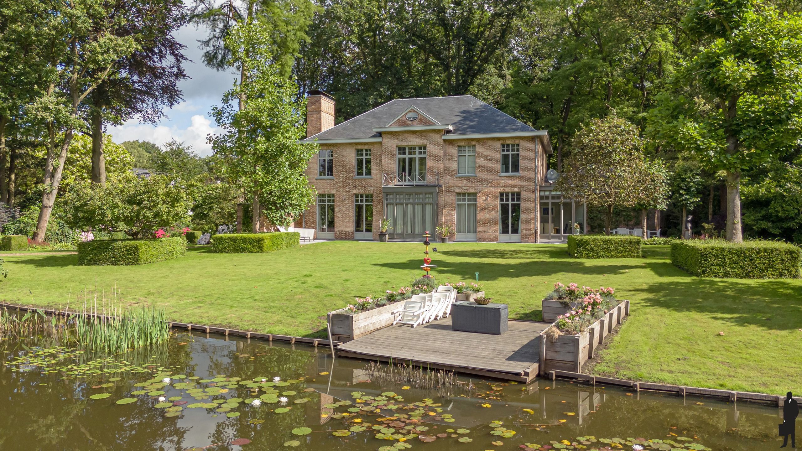 Unieke en zéér centraal gelegen villa op een parkdomein van ca. 9.847 m²! foto 2