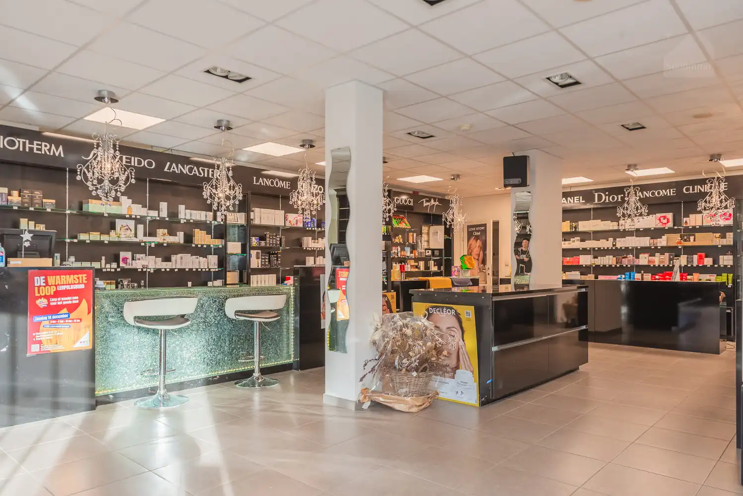 Ruim handelsgelijkvloers van 187 m² op commerciële hoekligging in Leopoldsburg foto 2