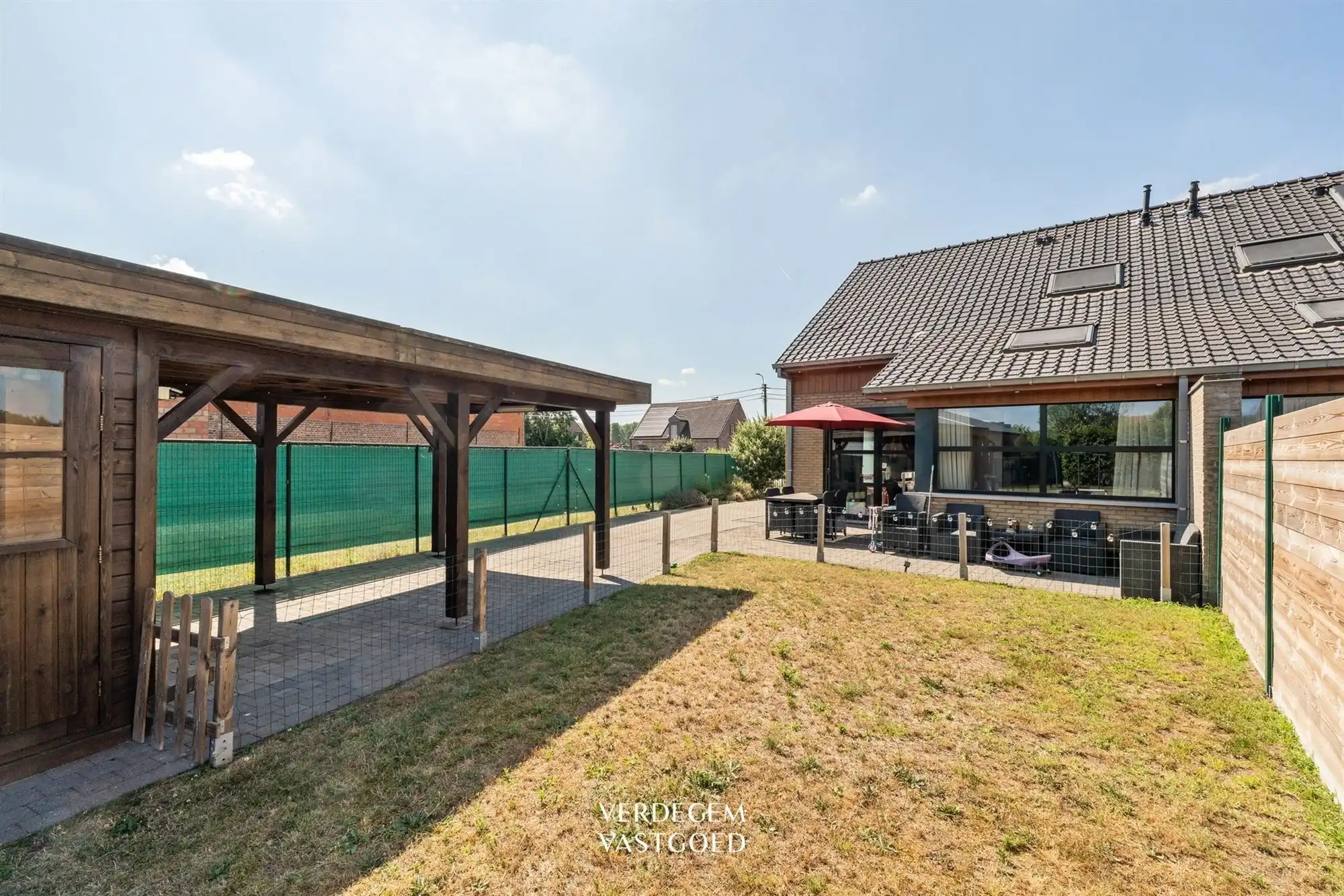 Instapklare woning met 3 slaapkamers, grote tuin en carport foto 16