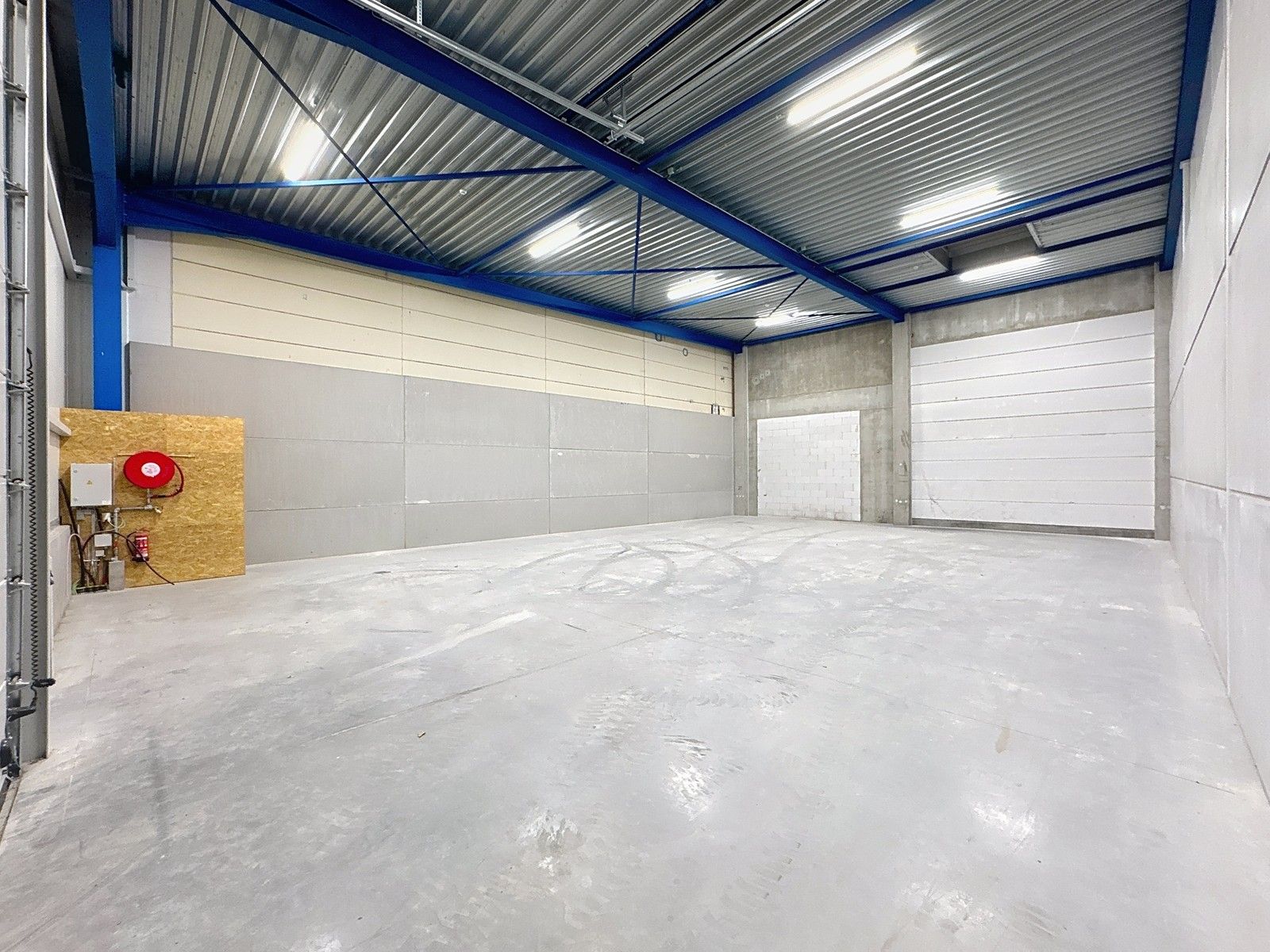 NB KMO-UNIT (232,45m²) met elektrische sectionaalpoort en sanitair blok te huur op industriezone "Herdersbrug" te 8000 Brugge foto 2